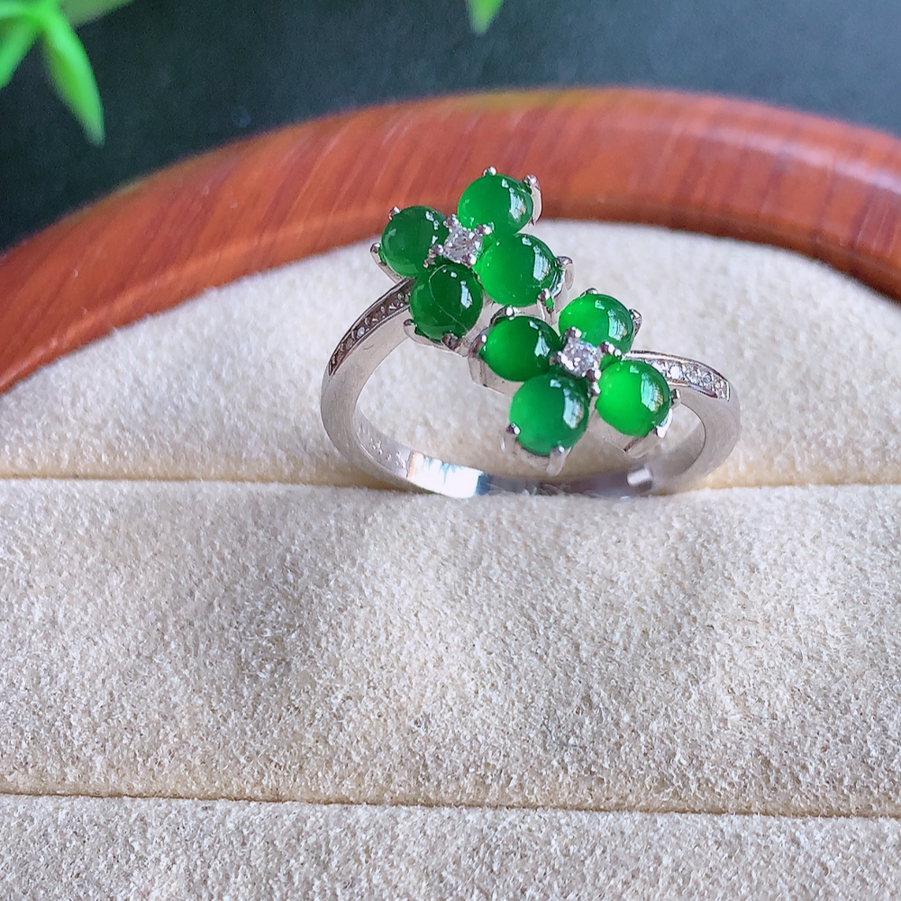 冰润满绿精美环形翡翠戒指  玉质细腻  冰清玉润  飘花灵动  颜色漂亮  W815.15   内径尺寸：18-15-3.8mm  裸石尺寸：3mm