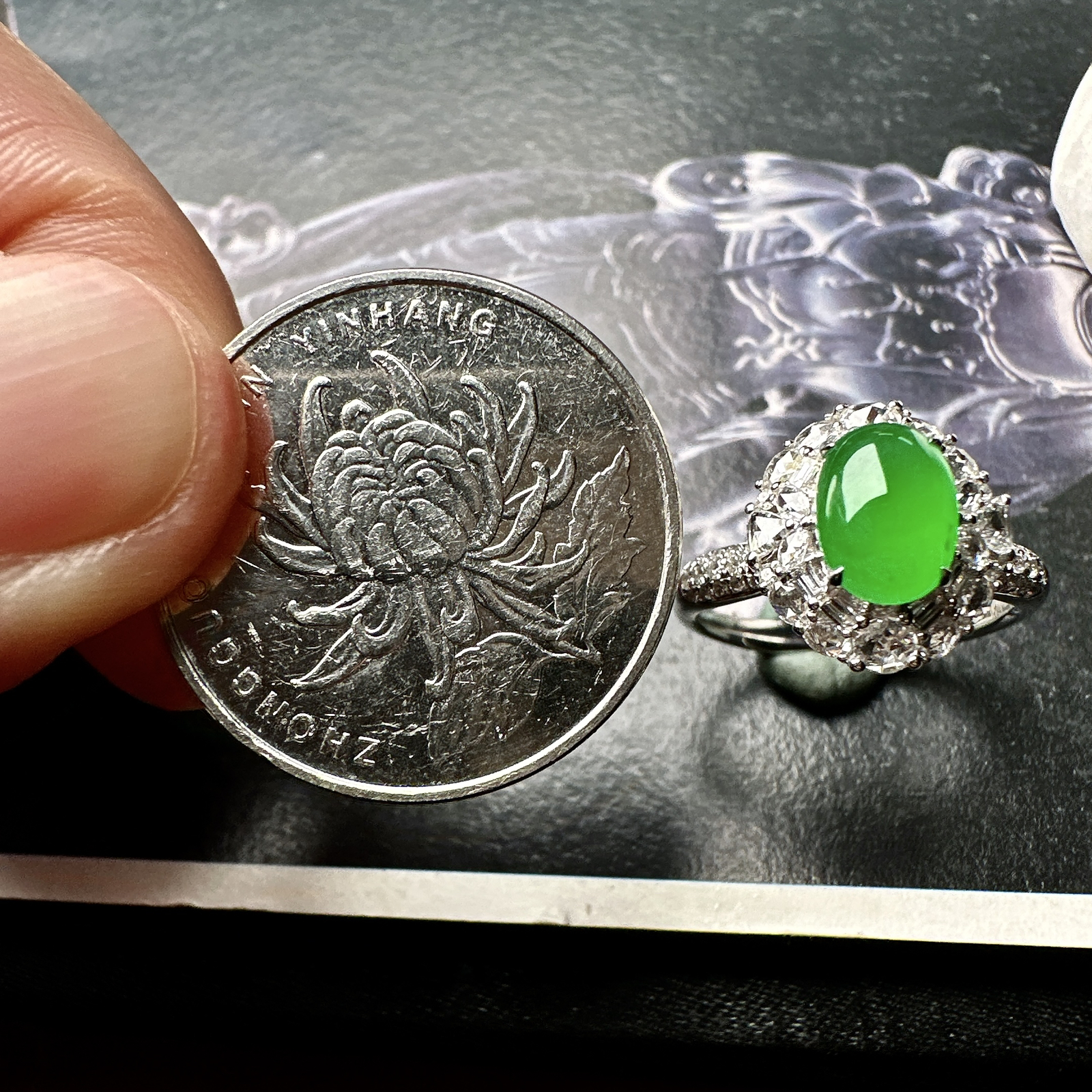 【冰种满绿蛋面戒指】质地均匀细腻，冰润起光，胶感强烈，颜色娇艳，18K金钻精美镶嵌，裸石尺寸8*5.8*3.7毫米