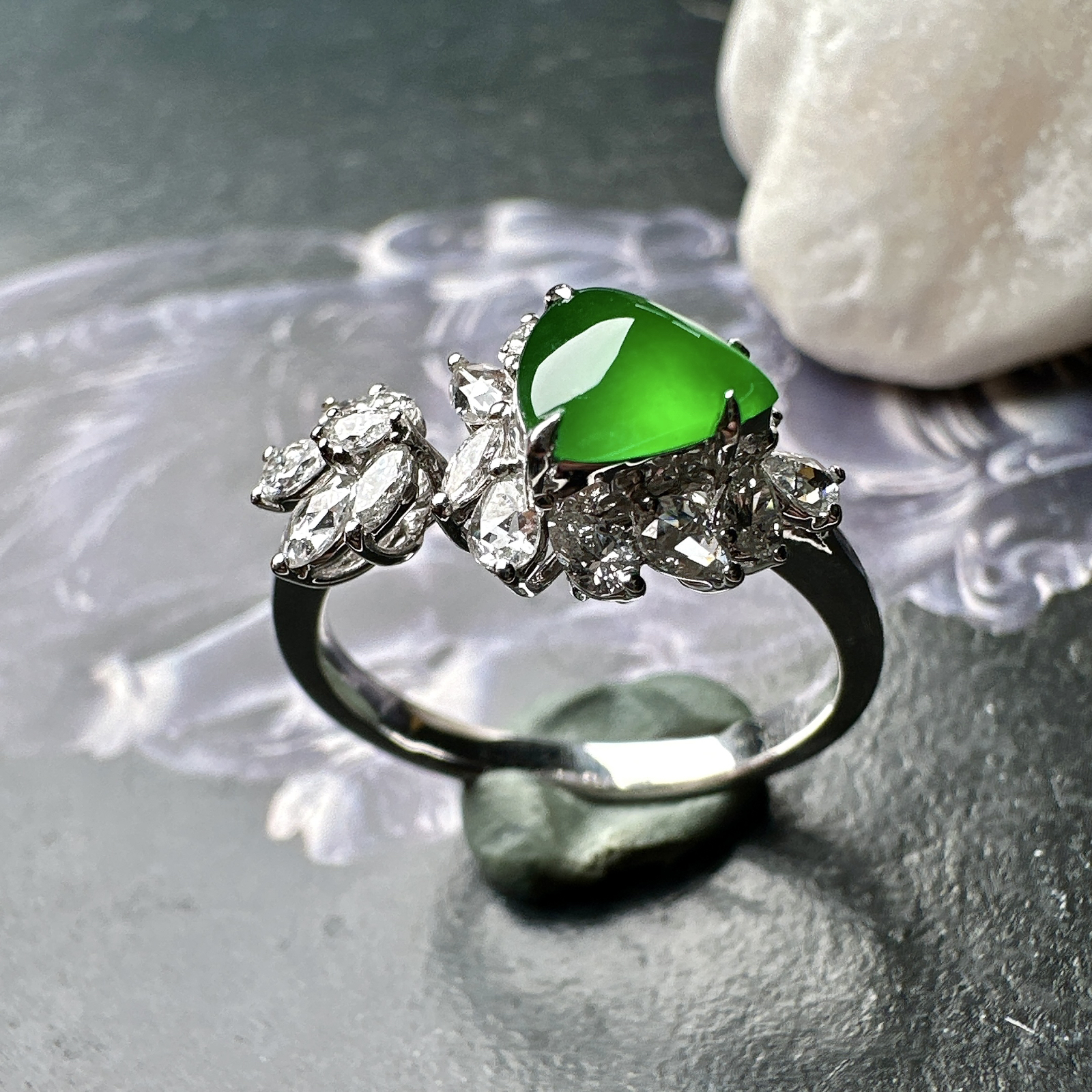 【冰种满绿心形戒指】质地均匀细腻，冰润起光，胶感强烈，颜色娇艳，18K金钻精美镶嵌，裸石尺寸7*6.2*3毫米