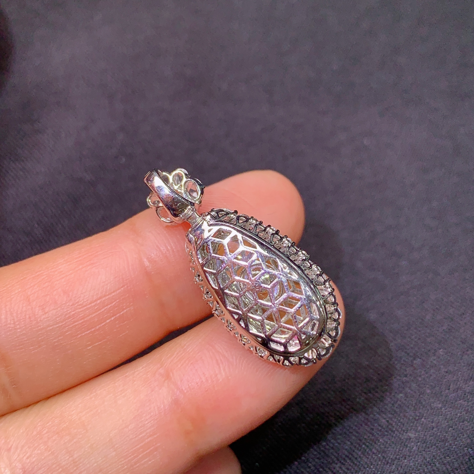 冰阳绿福豆吊坠，18k金镶嵌，冰润色阳，玉质细腻，种水足，Dgj 尺寸28.3*12.2*9.9