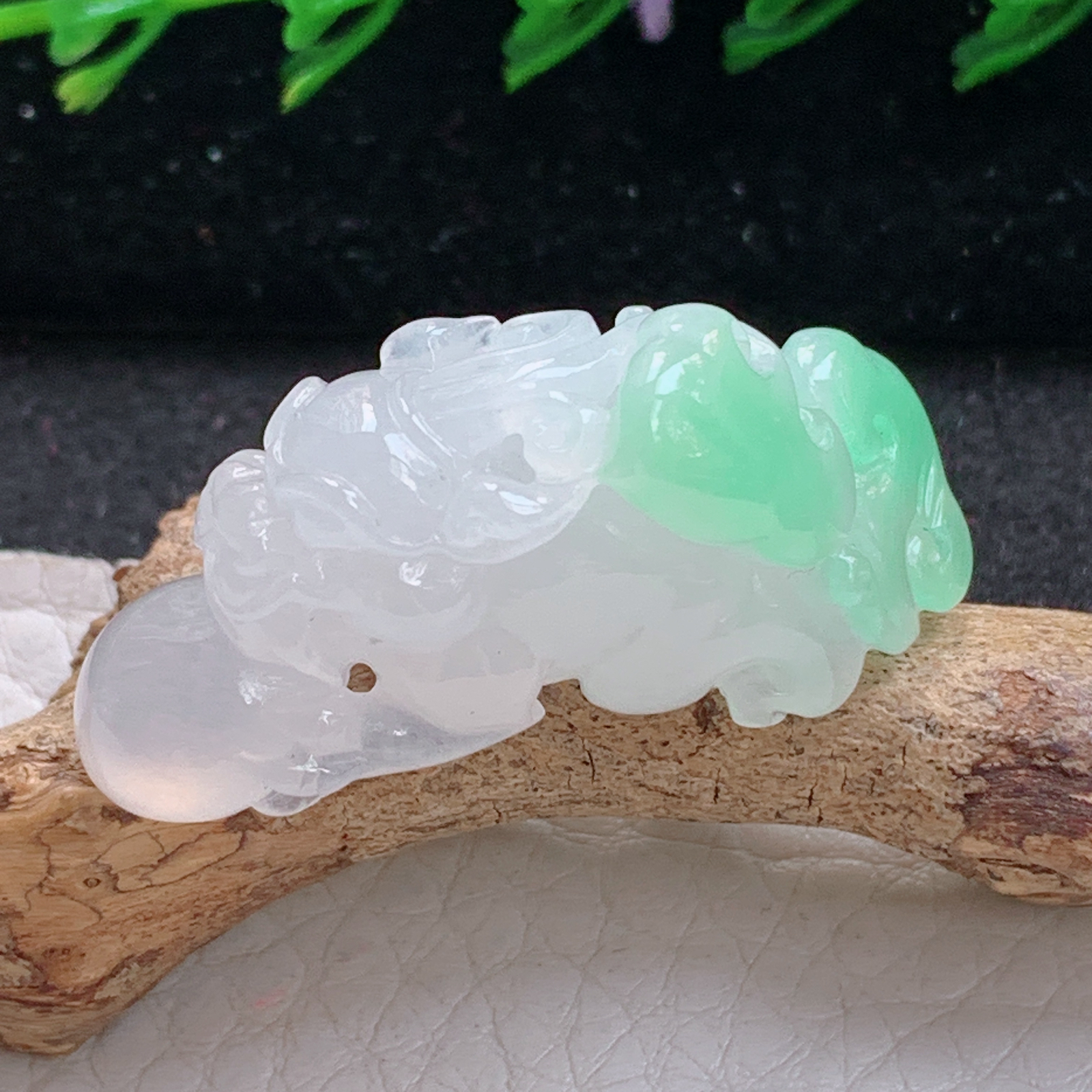 lz实拍36.2*12*18缅甸天然翡翠a货精雕冰种飘绿立体貔貅玉项坠 玉挂件