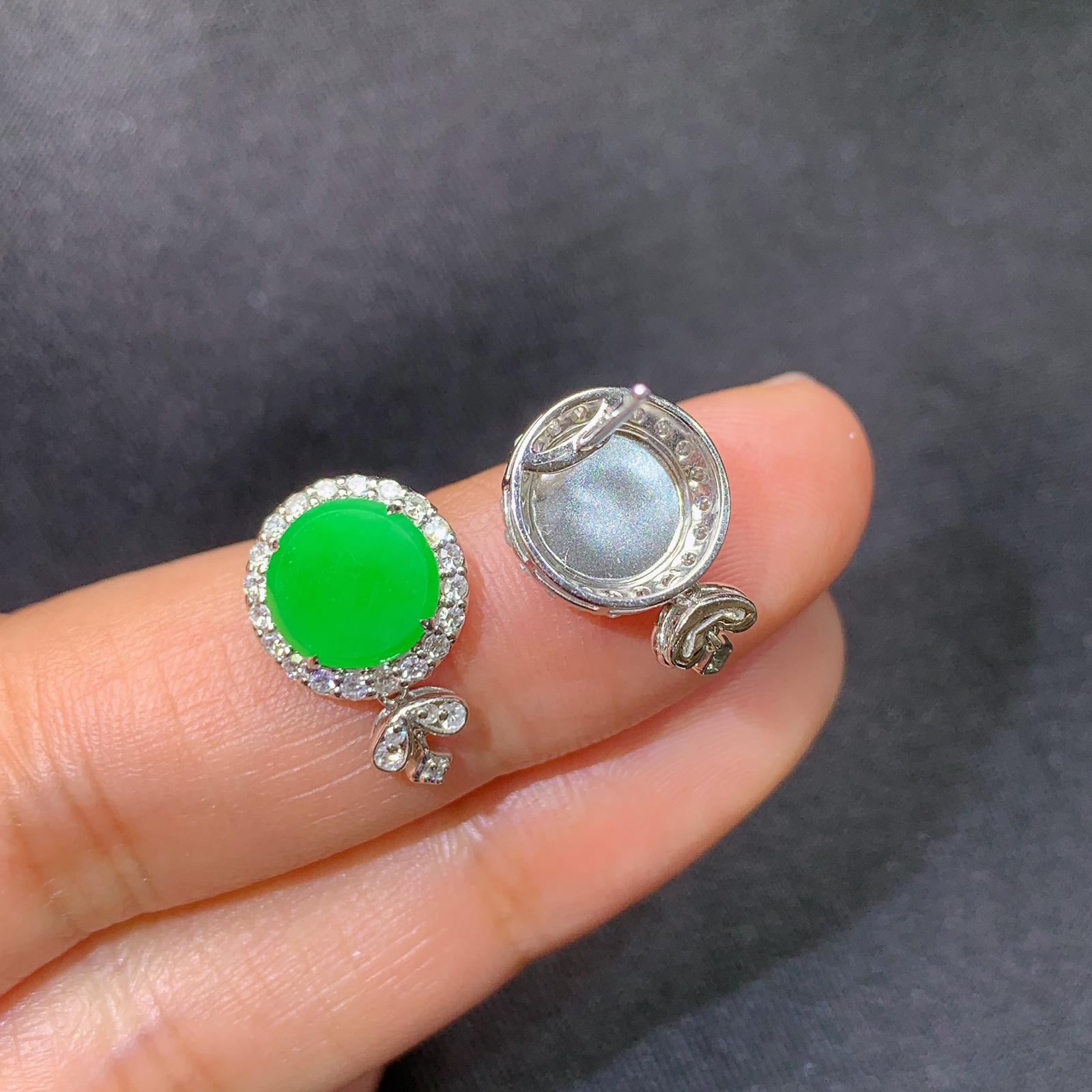 冰阳绿圆牌耳钉，18k金镶嵌，简约时尚，冰润色阳，种水足，h1 尺寸7.3*2