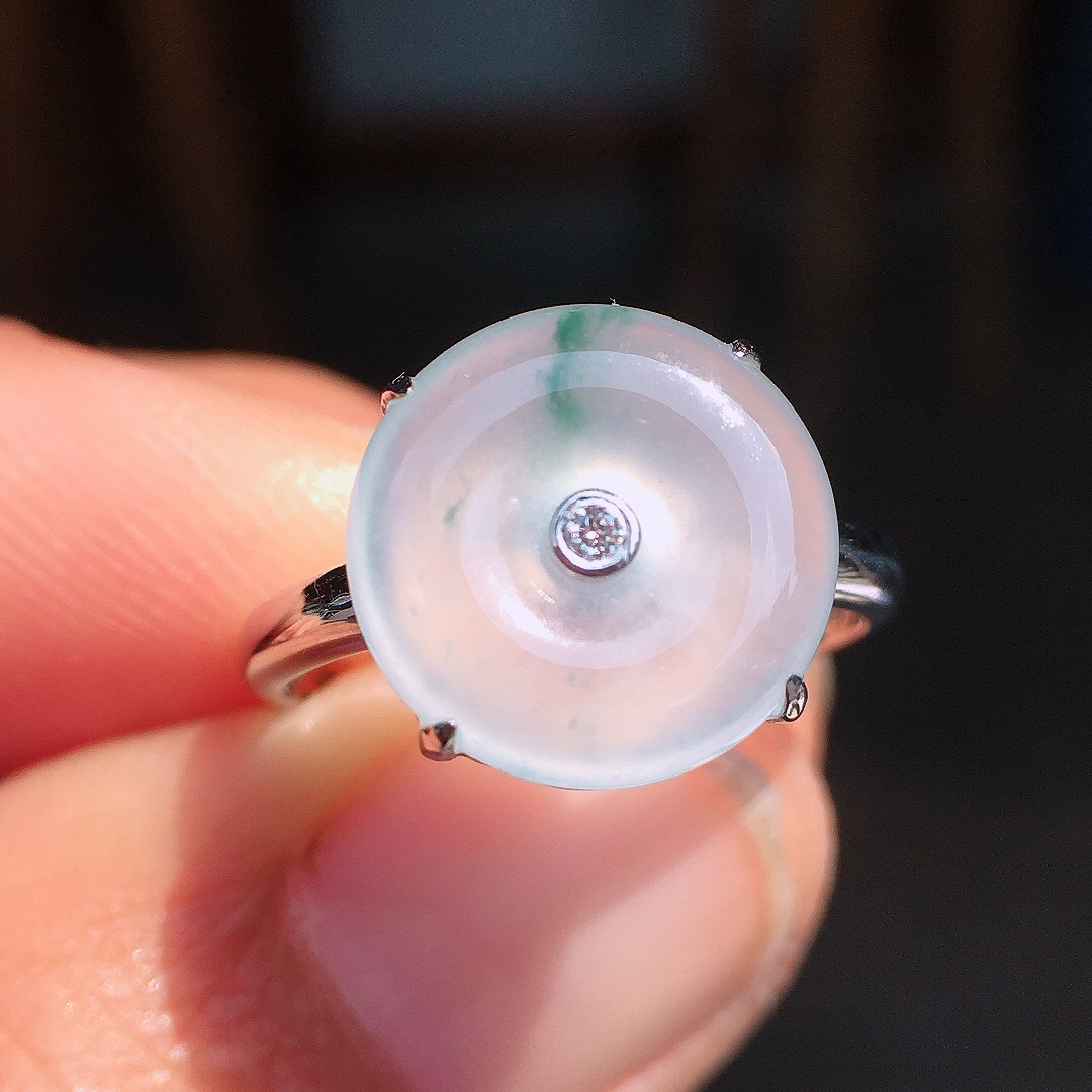 冰飘花平安扣戒指，玉质细腻，荧光感超
强，饱满圆润，尽显优雅气质，18k
金豪华镶嵌