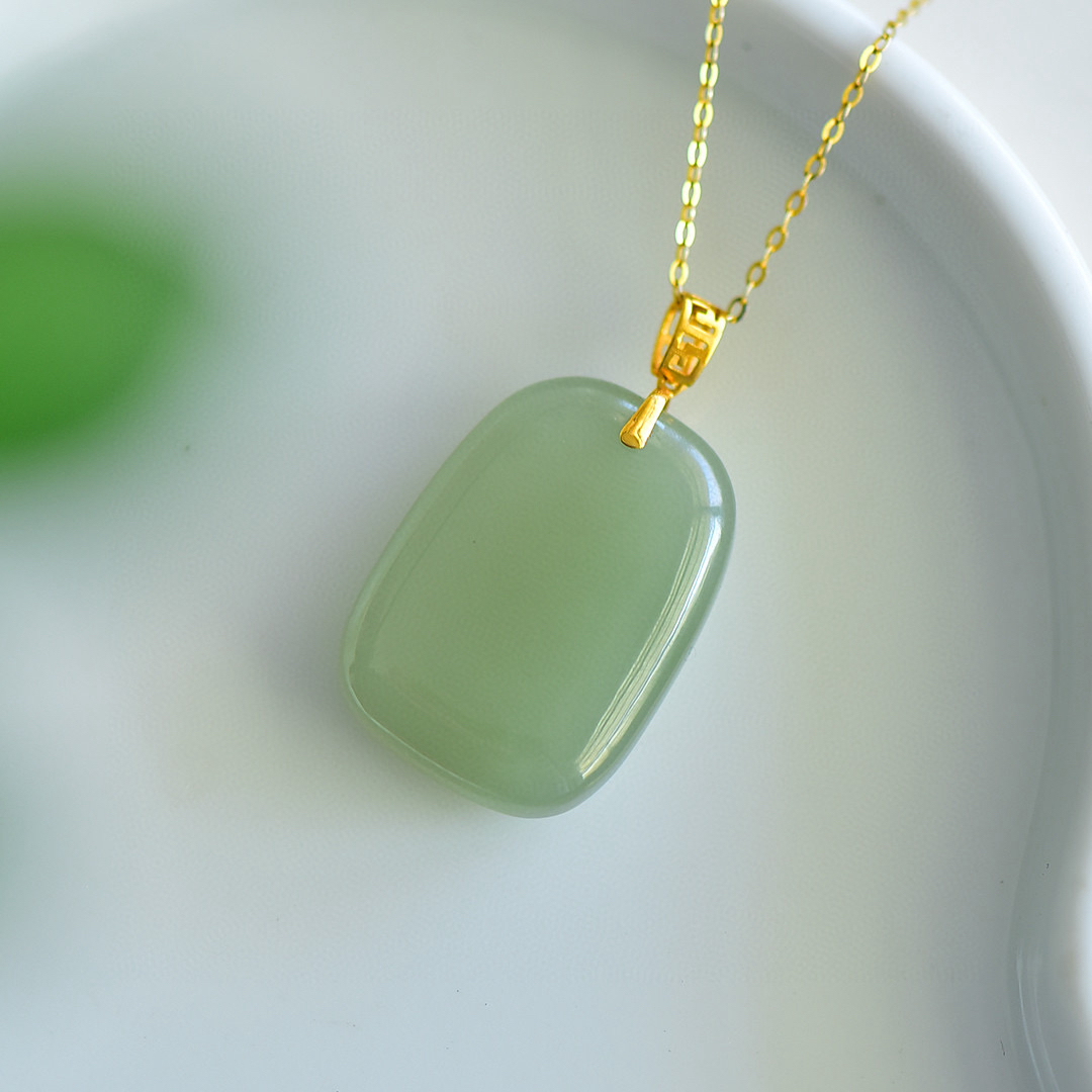 18K金镶嵌和田玉晴水双鼓幸运牌吊坠