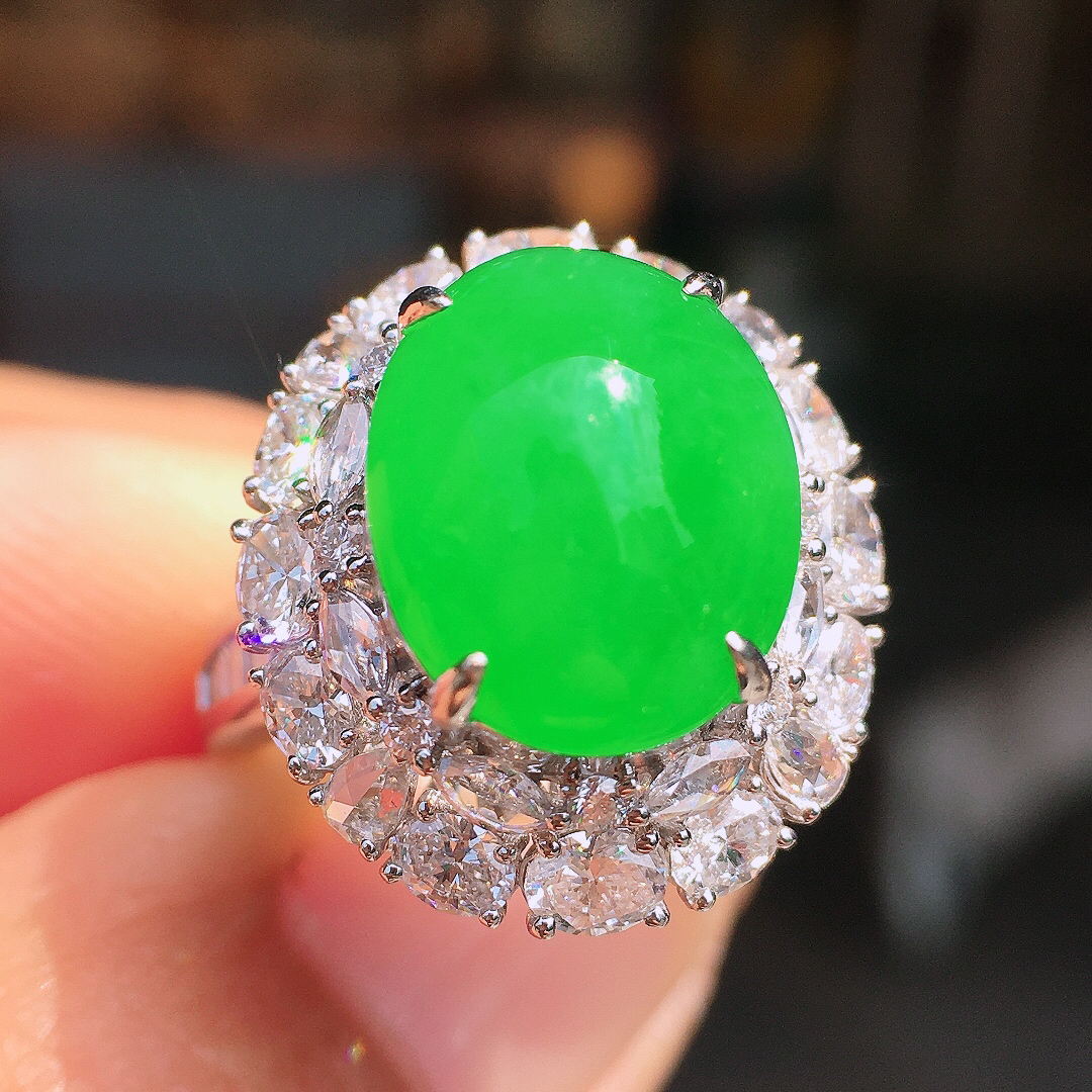 阳绿蛋面戒指，色泽均匀艳丽，玉质细腻，荧光感超
强，饱满圆润，尽显优雅气质，18k
金豪华镶嵌
