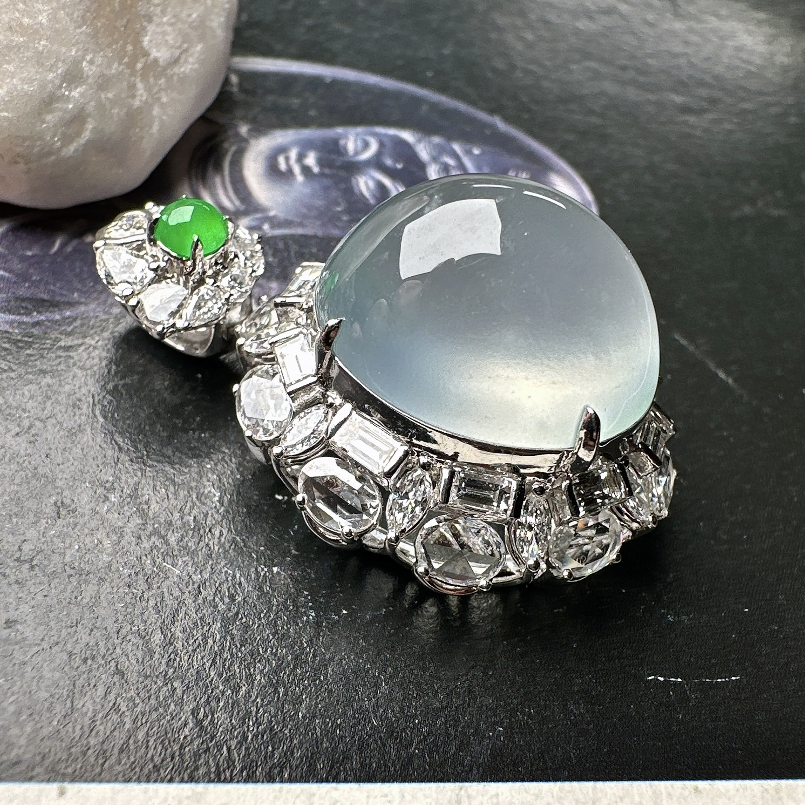 【冰种蛋面吊坠】形状非常饱满，冰润通透，种老起光，胶感强烈。18K金钻镶嵌，裸石尺寸18.2*16*11毫米