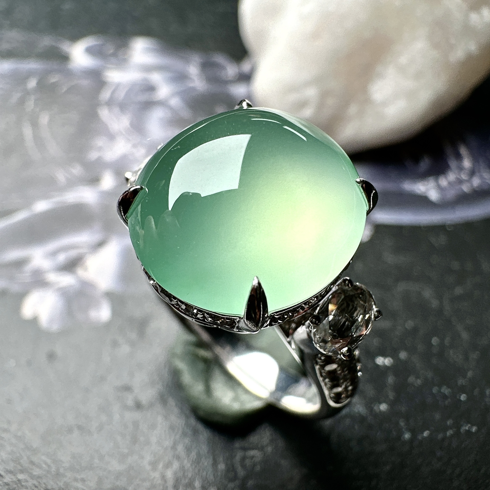 【冰种淡绿蛋面戒指】种水色俱全，冰透闪亮，通透感饱满度很好，18k金钻镶嵌，裸石尺寸13*12.1*6.2毫米，圈口可改