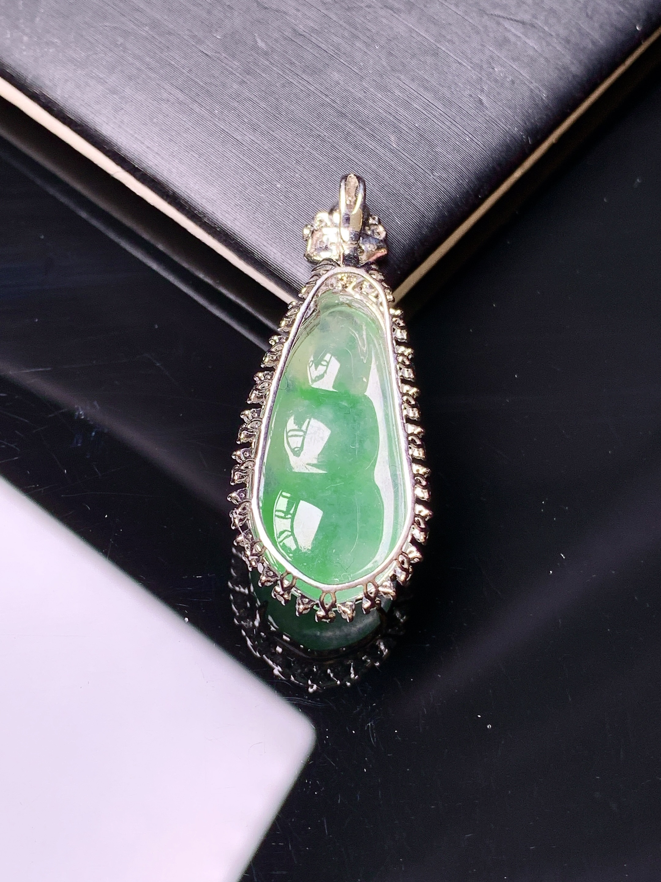 18k金钻镶嵌飘绿四季豆吊坠 玉质细腻 色泽艳丽清新 水润亮眼 整体尺寸35*14.5*9.5f2