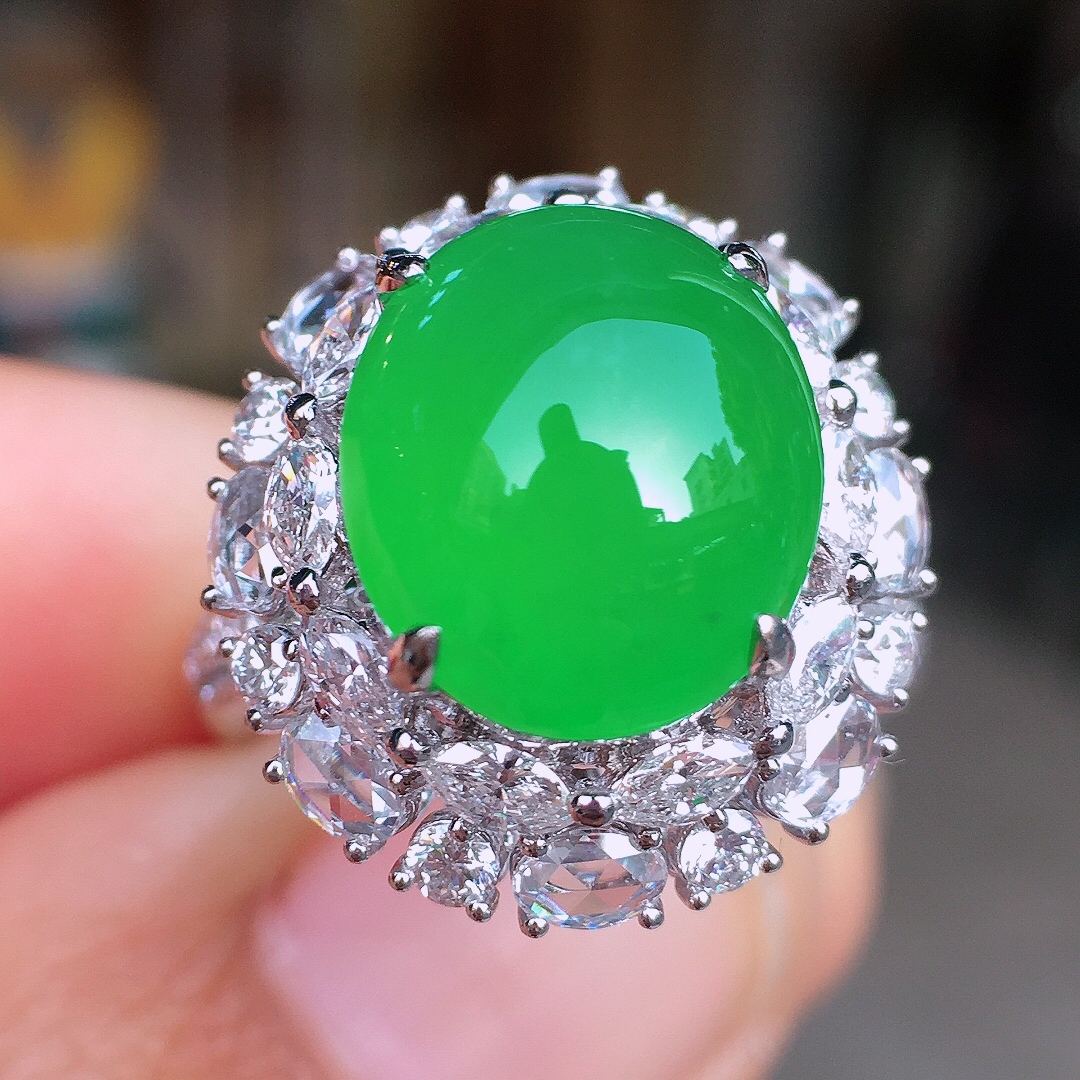 阳绿蛋面戒指，色泽均匀艳丽，玉质细腻，荧光感超
强，饱满圆润，尽显优雅气质，18k
金豪华镶嵌