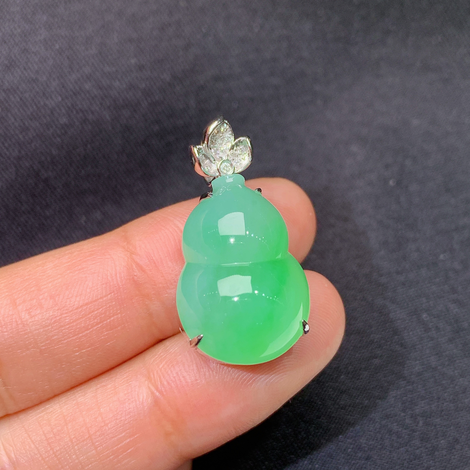 冰阳绿葫芦吊坠，18k金镶嵌，冰润色阳，玉质细腻，种水足，Xj 尺寸27.2*14.1*12.3