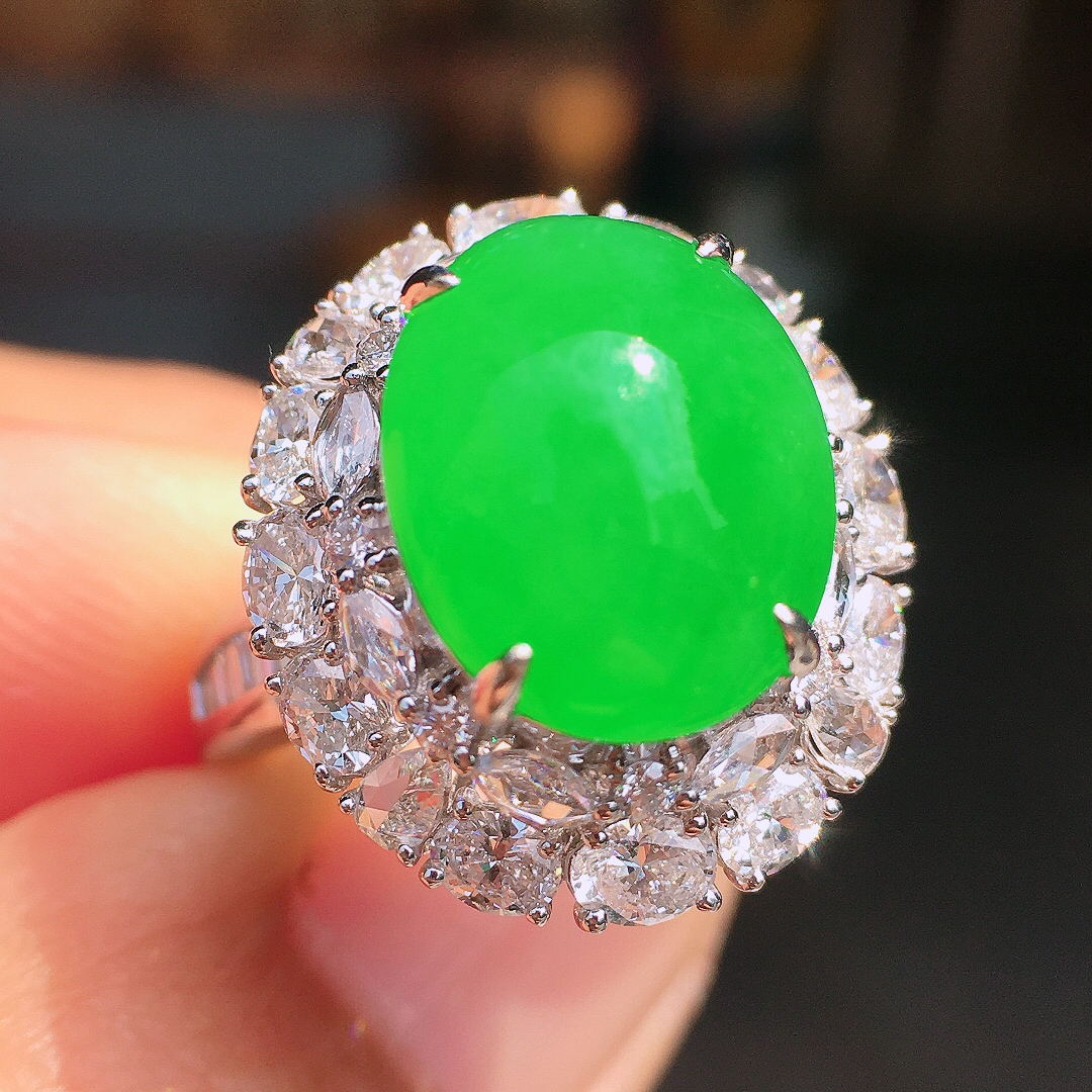 阳绿蛋面戒指，色泽均匀艳丽，玉质细腻，荧光感超
强，饱满圆润，尽显优雅气质，18k
金豪华镶嵌