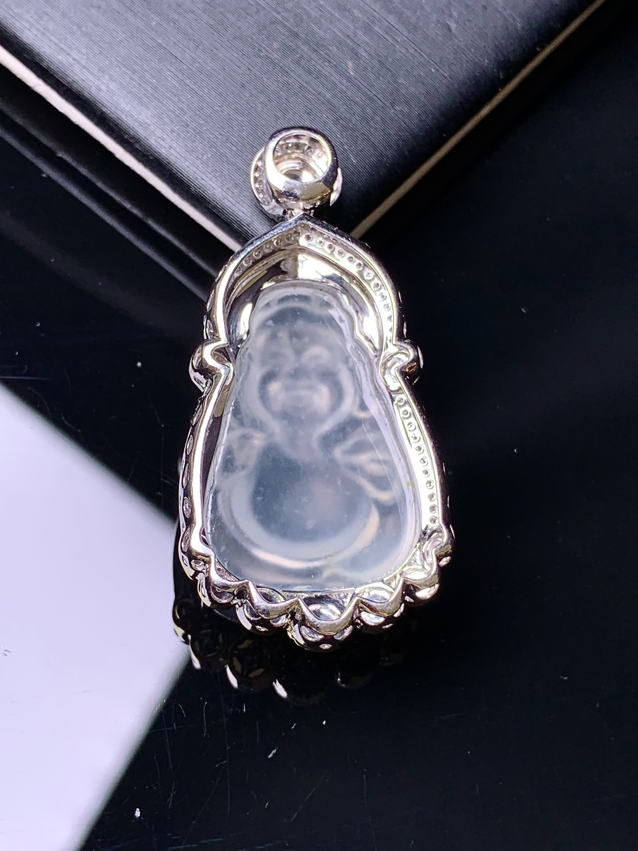 18k金钻镶嵌冰种财神吊坠 玉质细腻 色泽艳丽清新 水润亮眼 整体尺寸35.8*17.6*8.5c2