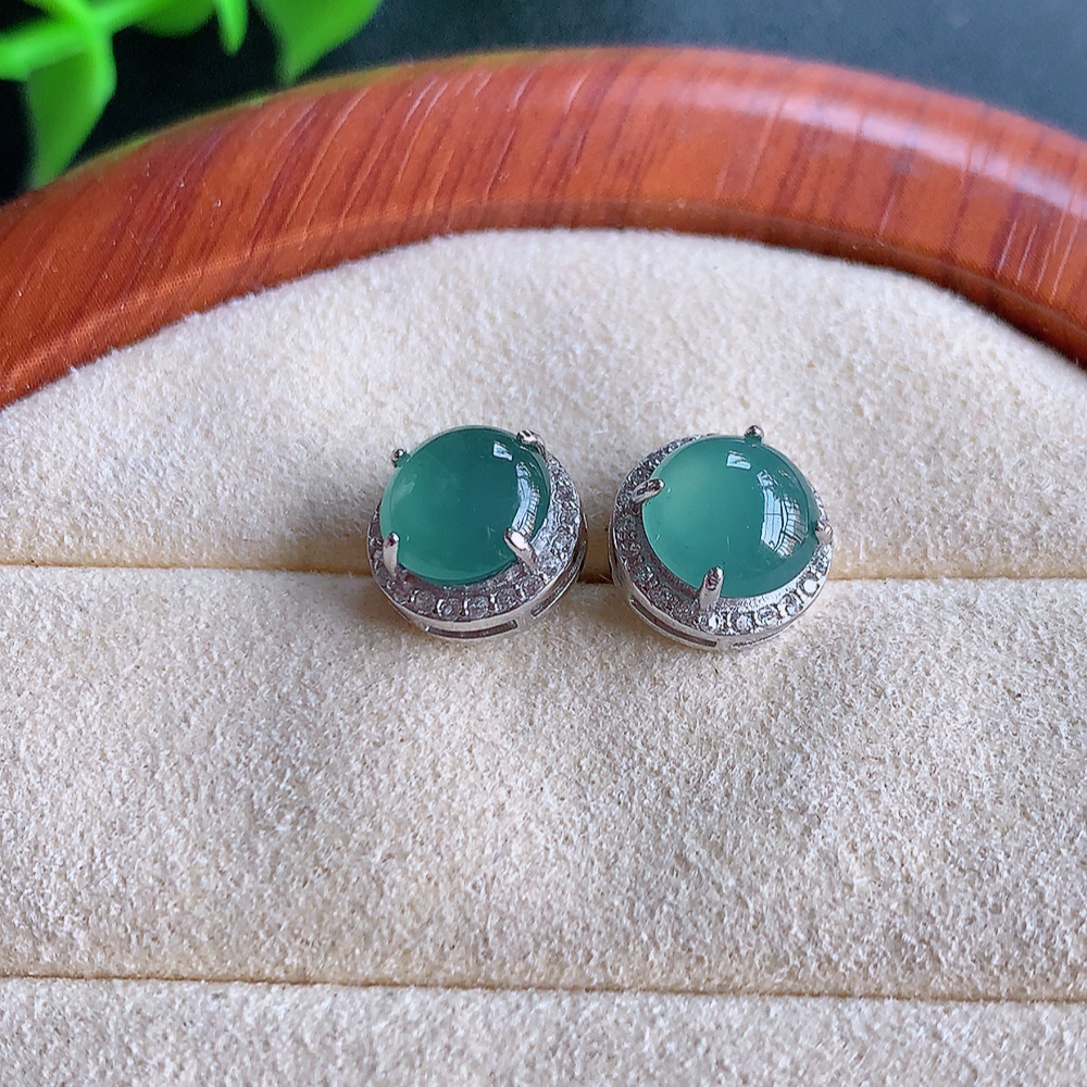 冰晴水翡翠925银镶嵌耳钉，自然光实拍，翠色灵动，颜色漂亮，种老水足，品相佳，佩戴佳品！W481.15  取一整体尺寸：9.5-6.3mm  裸石尺寸：7.3mm