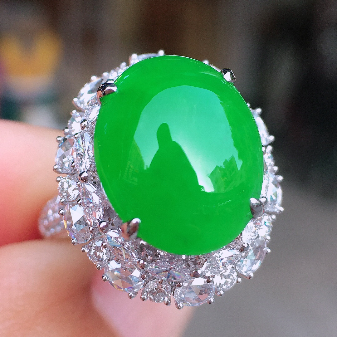 正阳绿蛋面戒指，色泽均匀艳丽，玉质细腻，荧光感超
强，饱满圆润，尽显优雅气质，18k
金豪华镶嵌