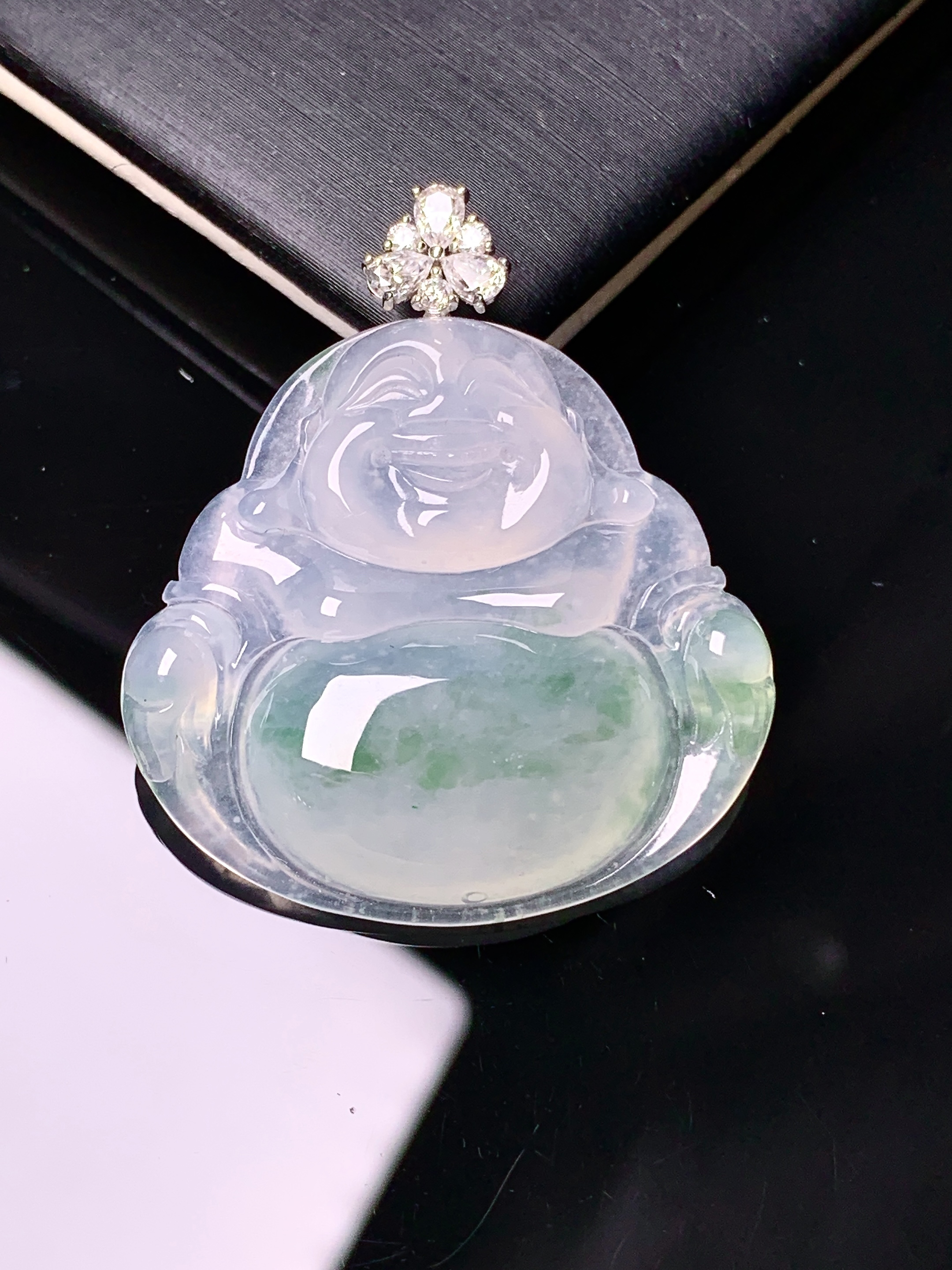 18k金钻镶嵌冰种飘绿佛公吊坠 玉质细腻 色泽艳丽清新 水润亮眼 整体尺寸36.8*32*5.5x1