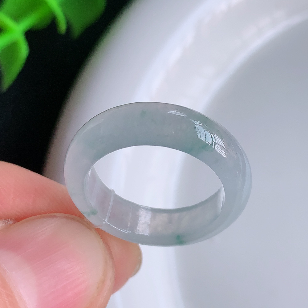 冰润飘花精美环形翡翠戒指  玉质细腻  冰清玉润  飘花灵动  颜色漂亮  W49.15  尺寸：1