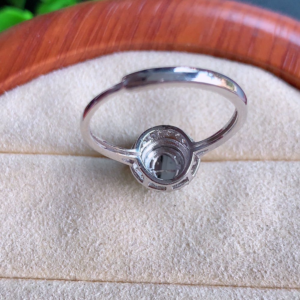 冰润晴水精美翡翠戒指  玉质细腻  冰清玉润  飘花灵动  颜色漂亮  W481.15 内径尺寸：18-9.5-6.3mm  裸石尺寸：7mm