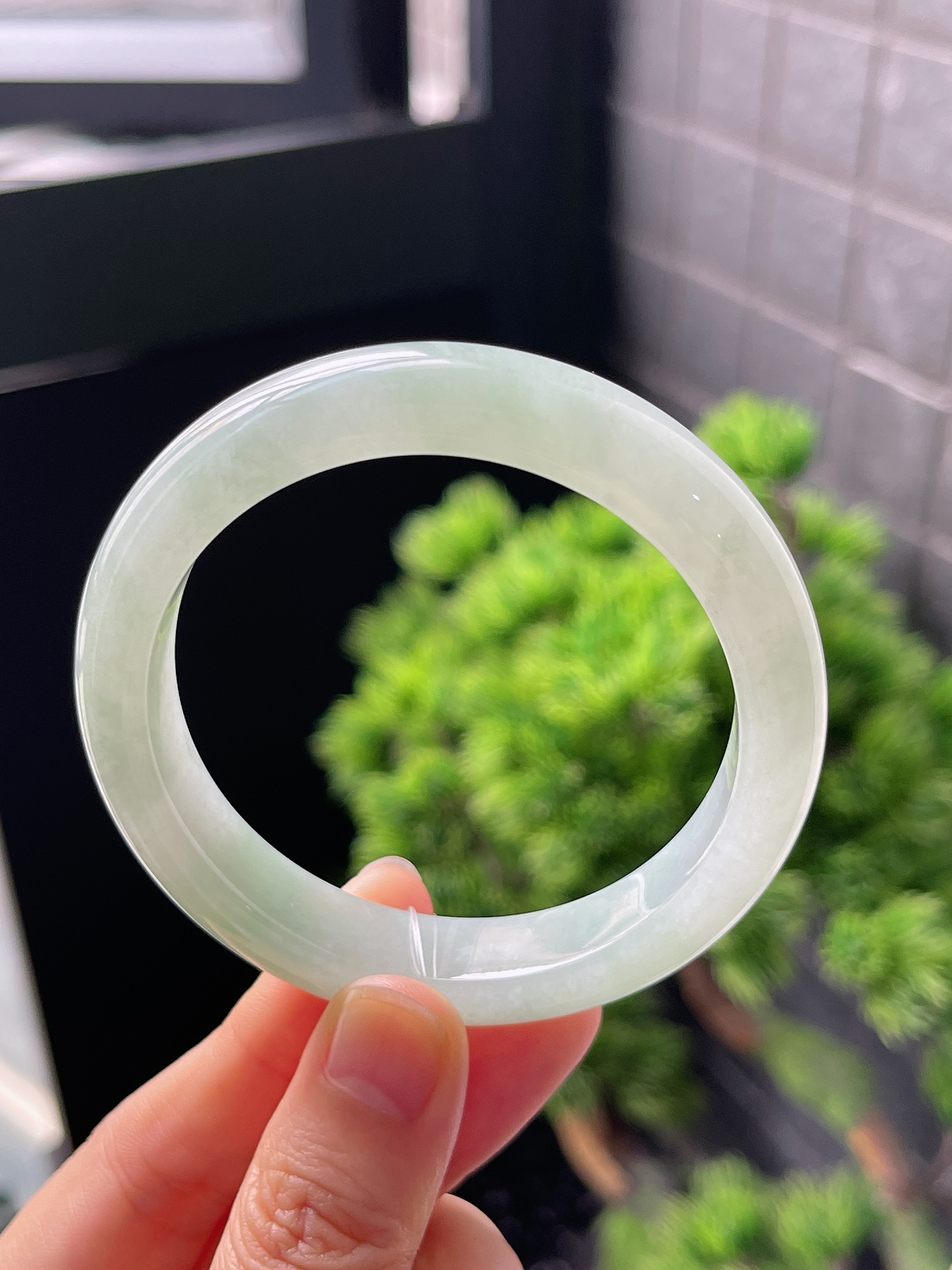 正圈54圈口，翡翠冰糯种淡绿色手镯