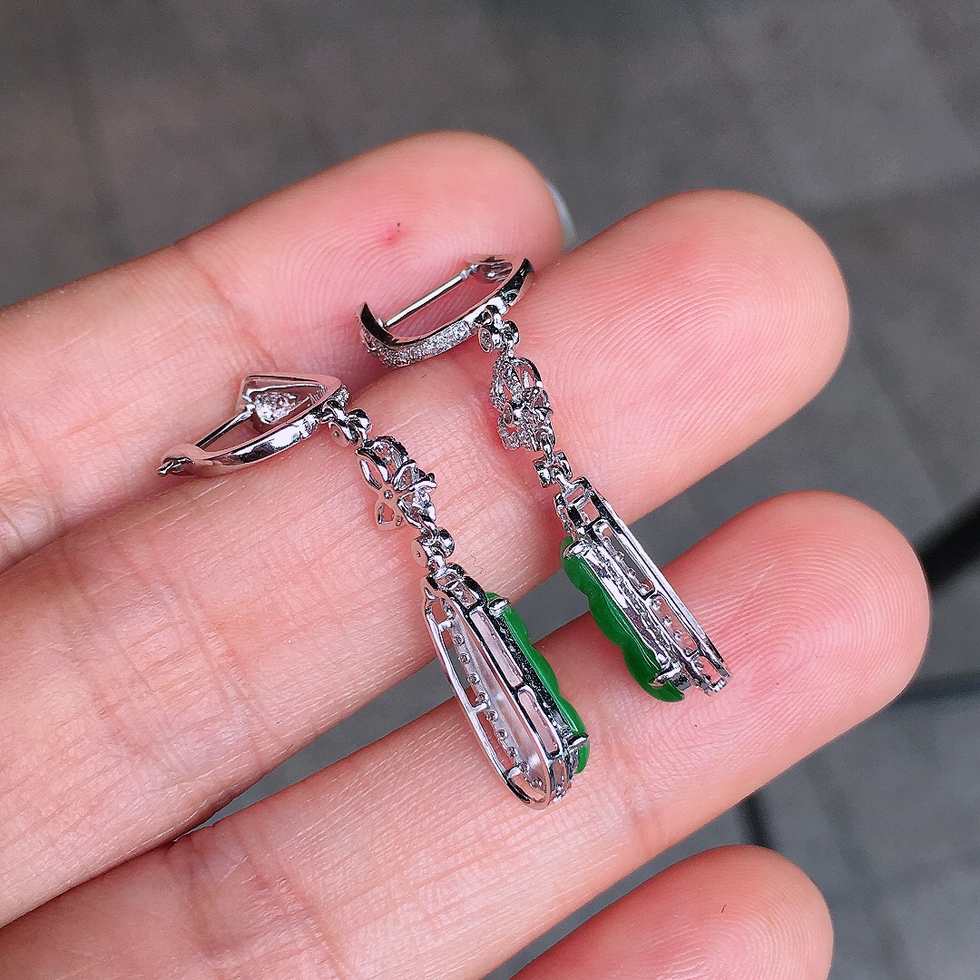 阳绿福豆耳坠，色泽均匀艳丽，玉质细腻，荧光感超
强，饱满圆润，尽显优雅气质，18k
金豪华镶嵌