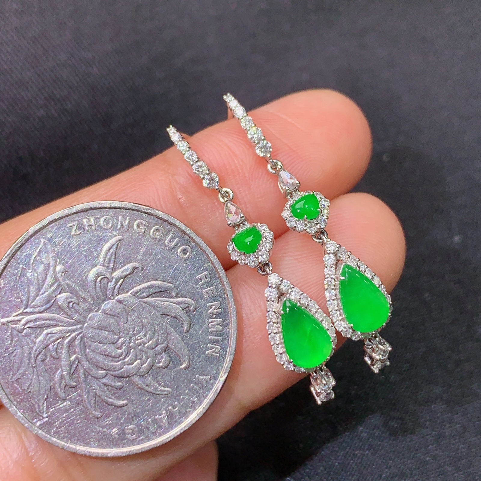 冰阳绿水滴耳坠，18k金镶嵌，款式新颖，冰润色阳，种水足，Kf尺寸6.3*3.8*1