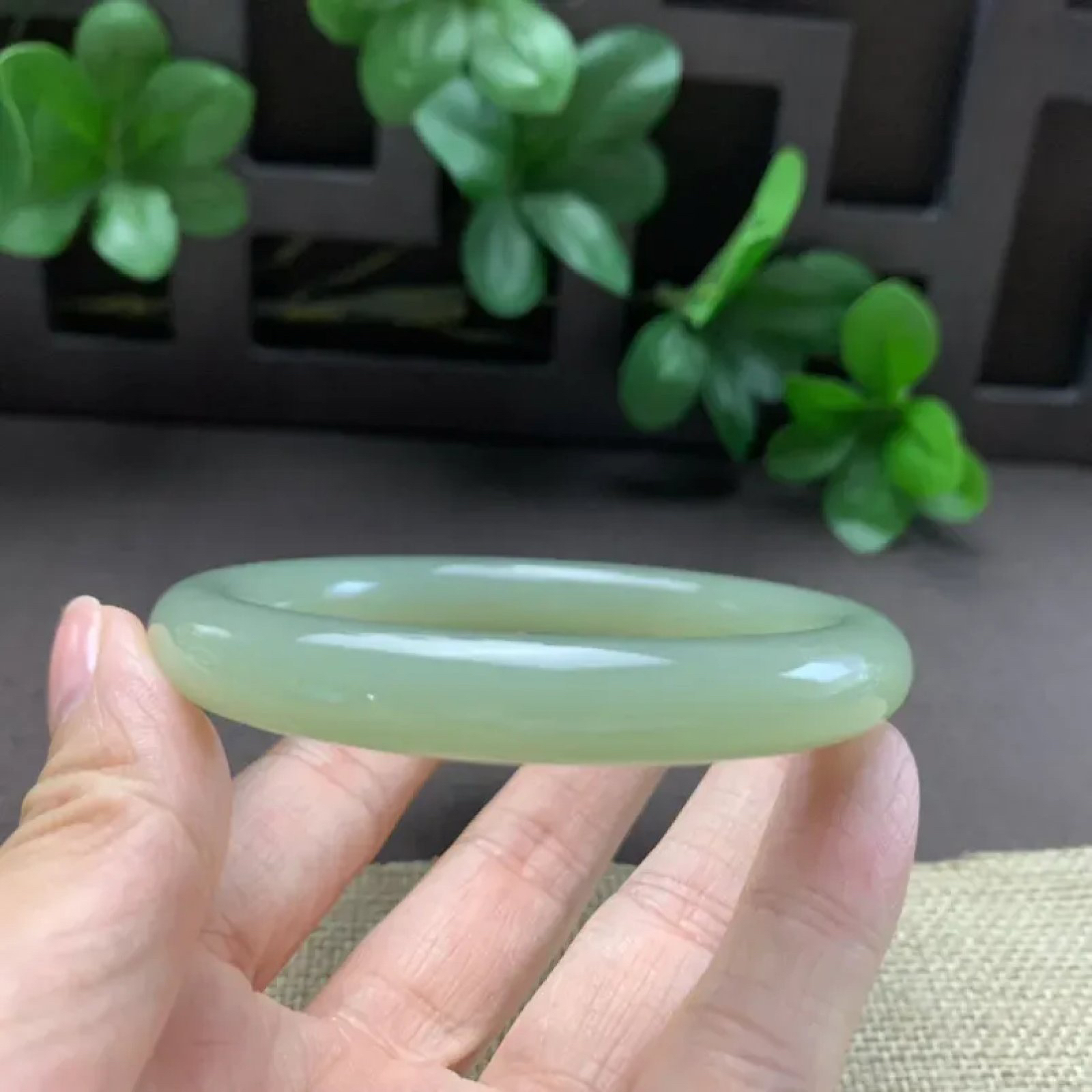 精品级，荧光料，和田玉55圈口湖水绿圆条手镯！高冰起荧光，玉质细腻油润 底色纯净 无裂无杂 脂粉好，品质高。