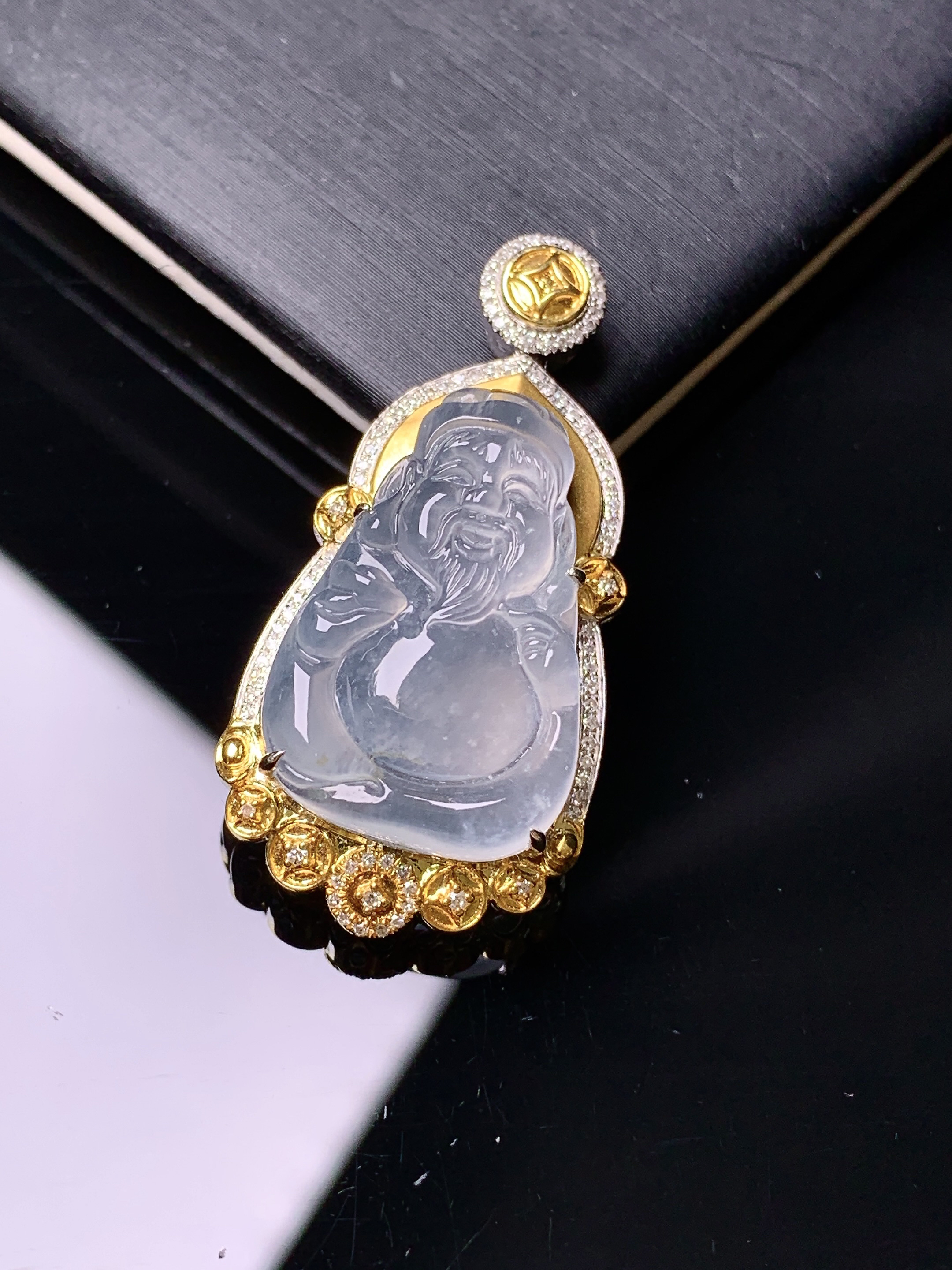 18k金钻镶嵌冰种财神吊坠 玉质细腻 色泽艳丽清新 水润亮眼 整体尺寸35.8*17.6*8.5c2