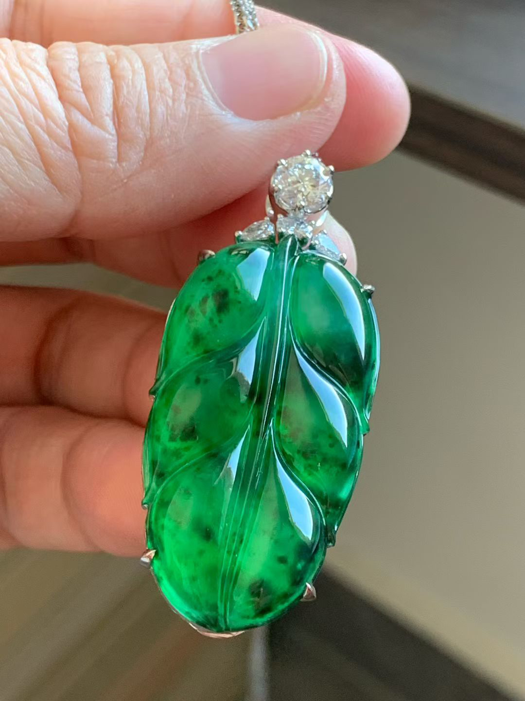 老坑花青叶子吊坠老坑种水，冰莹透亮，清润水足，颜色鲜辣，大气厚实！裸石39.5*21.5*6.5 整体48.5*21.5*9.5 
18k金钻石镶嵌