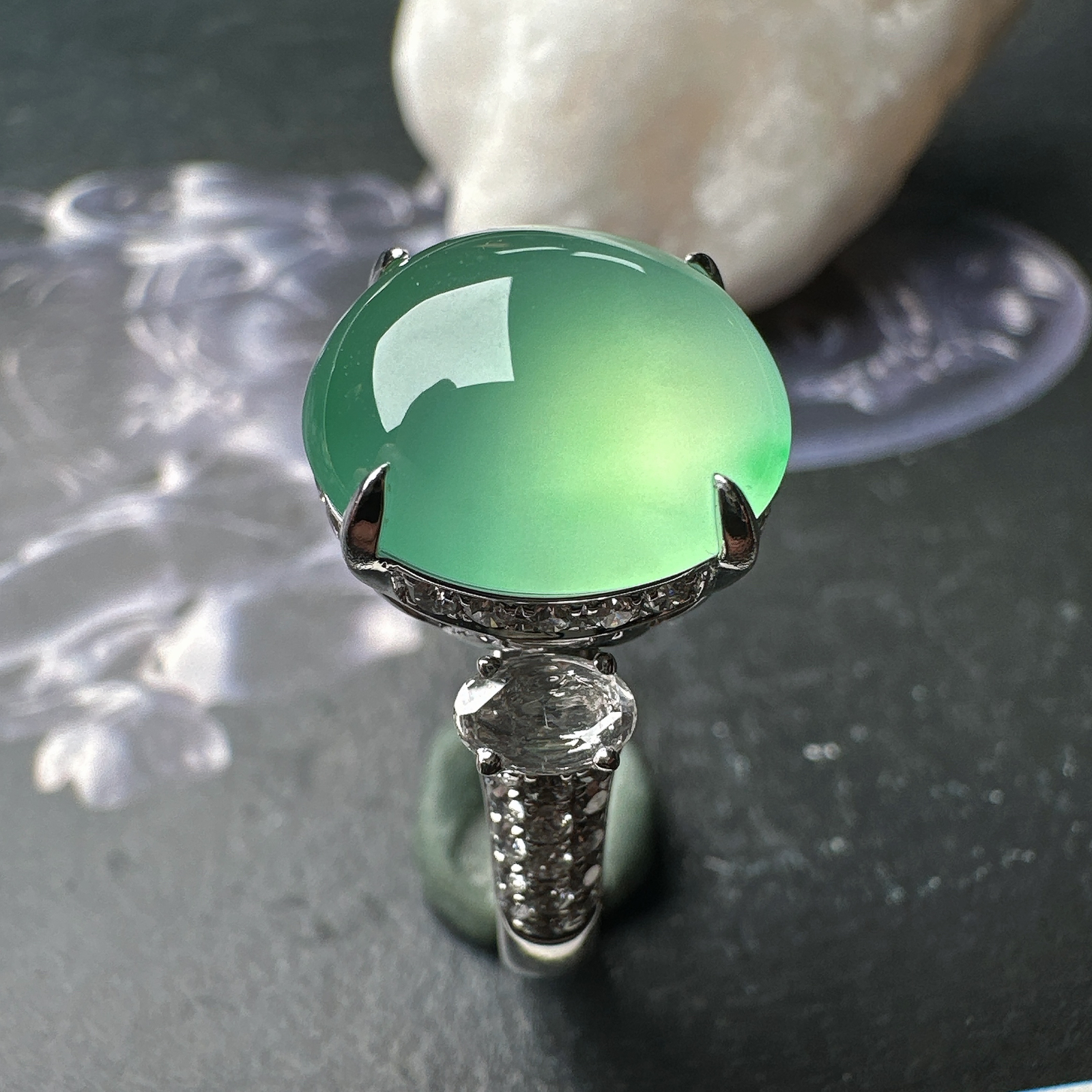 【冰种淡绿蛋面戒指】种水色俱全，冰透闪亮，通透感饱满度很好，18k金钻镶嵌，裸石尺寸13*12.1*6.2毫米，圈口可改