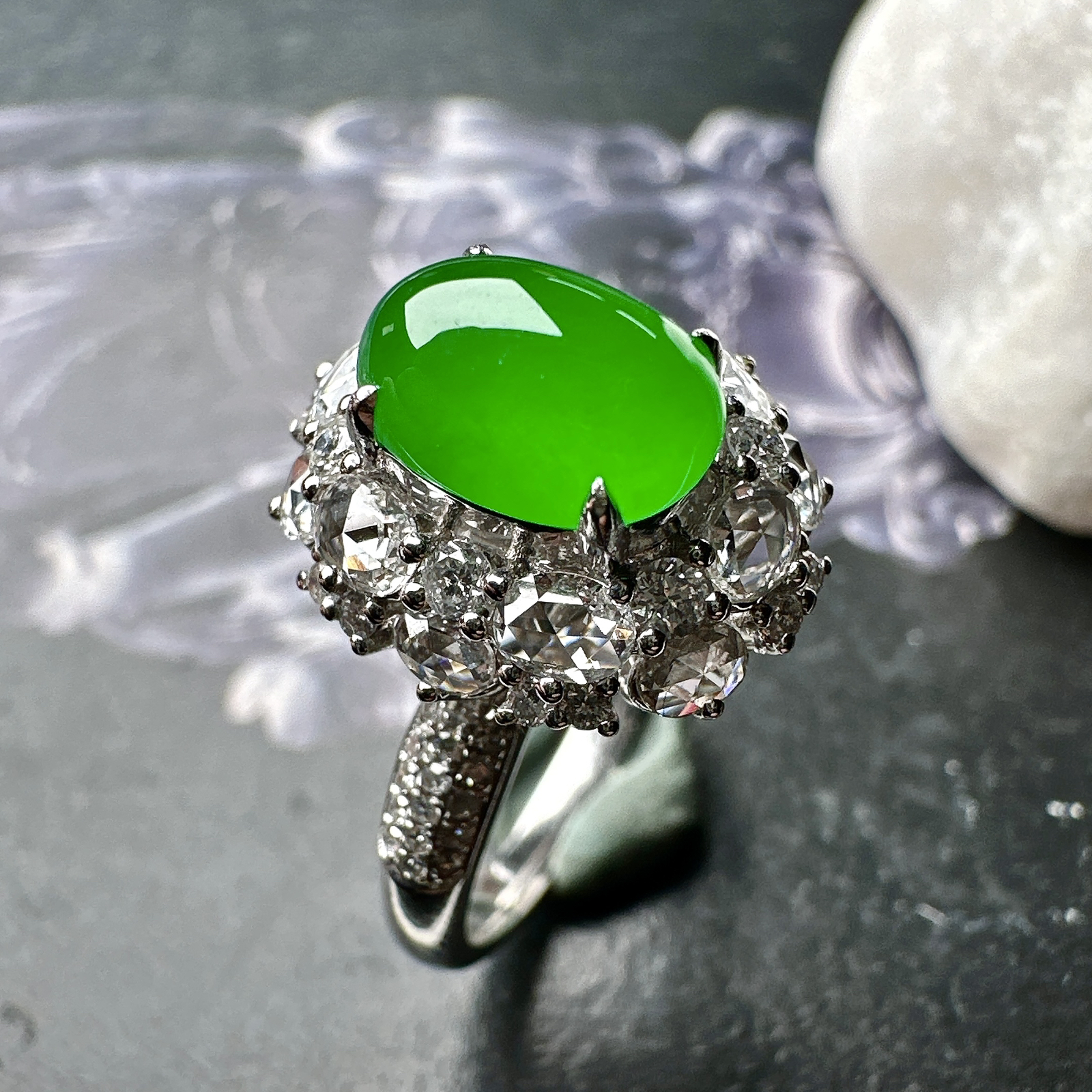 【冰种满绿蛋面戒指】质地均匀细腻，冰润起光，胶感强烈，颜色娇艳，18K金钻精美镶嵌，裸石尺寸8.7*