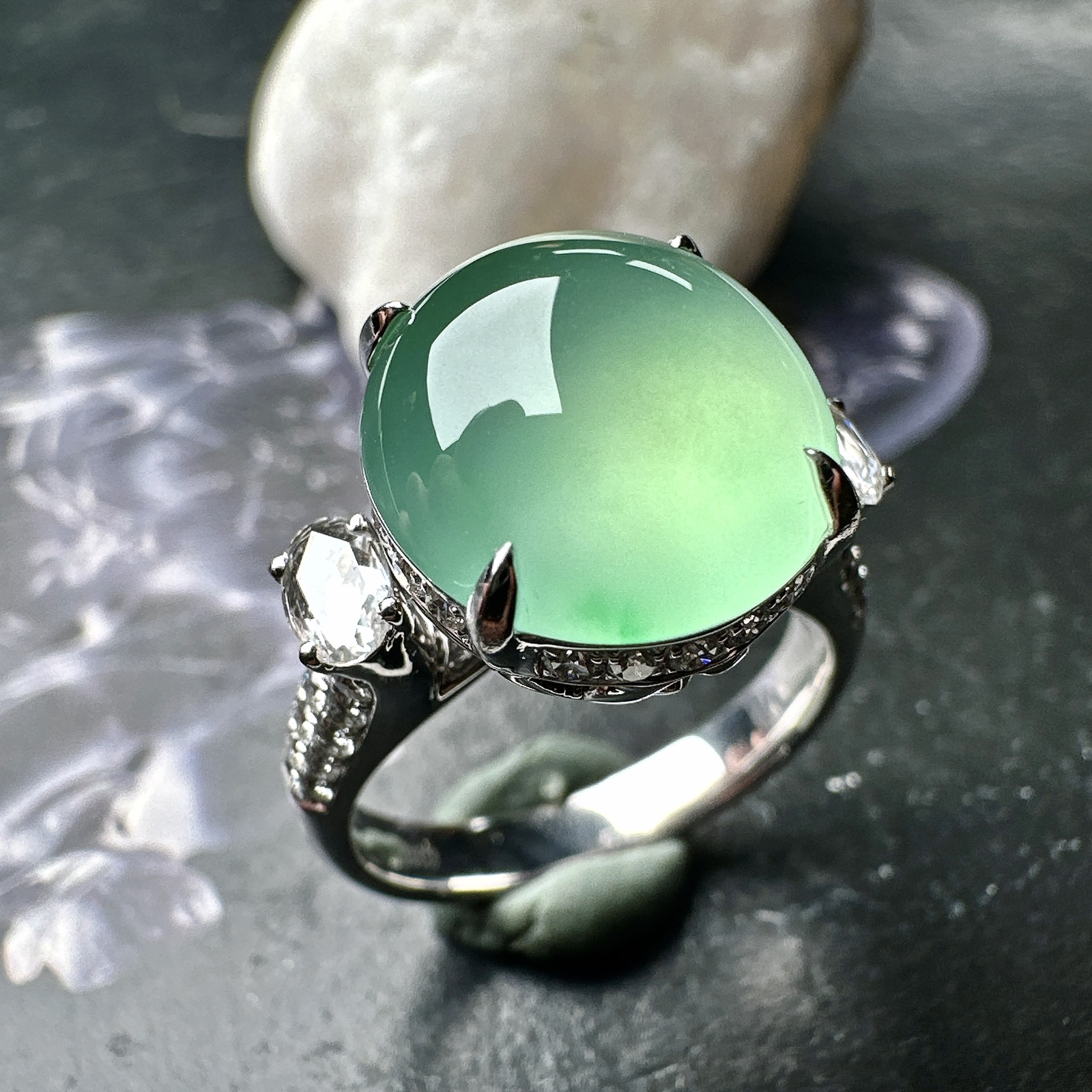 【冰种淡绿蛋面戒指】种水色俱全，冰透闪亮，通透感饱满度很好，18k金钻镶嵌，裸石尺寸13*12.1*6.2毫米，圈口可改