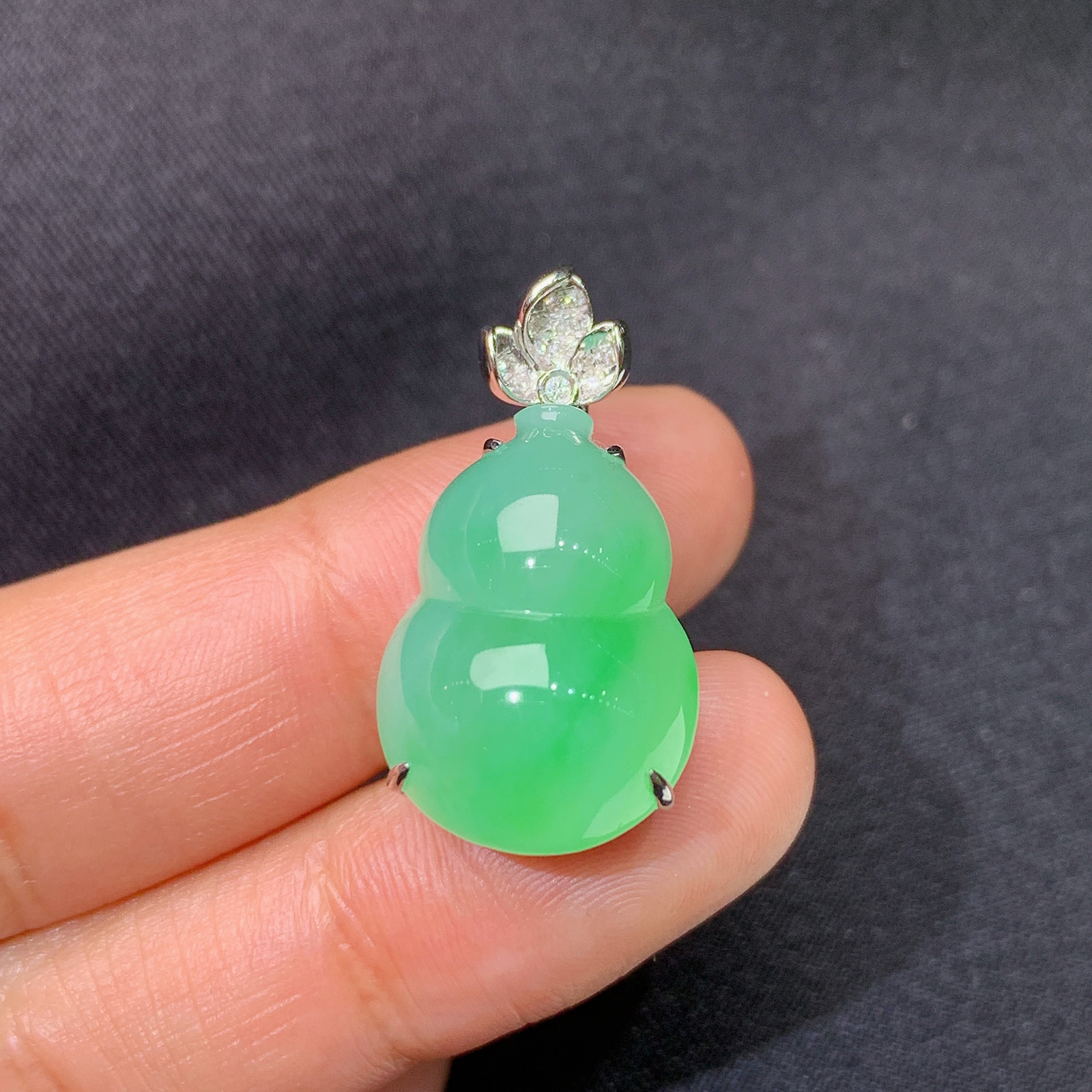 冰阳绿葫芦吊坠，18k金镶嵌，冰润色阳，玉质细腻，种水足，Xj 尺寸27.2*14.1*12.3