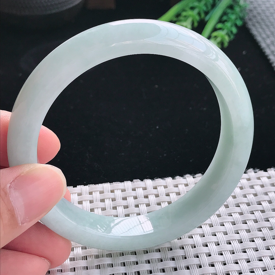 实拍天然翡翠60.5/12.8/8.5大圈口老坑秀气温润淡绿色手镯翡翠玉镯手环