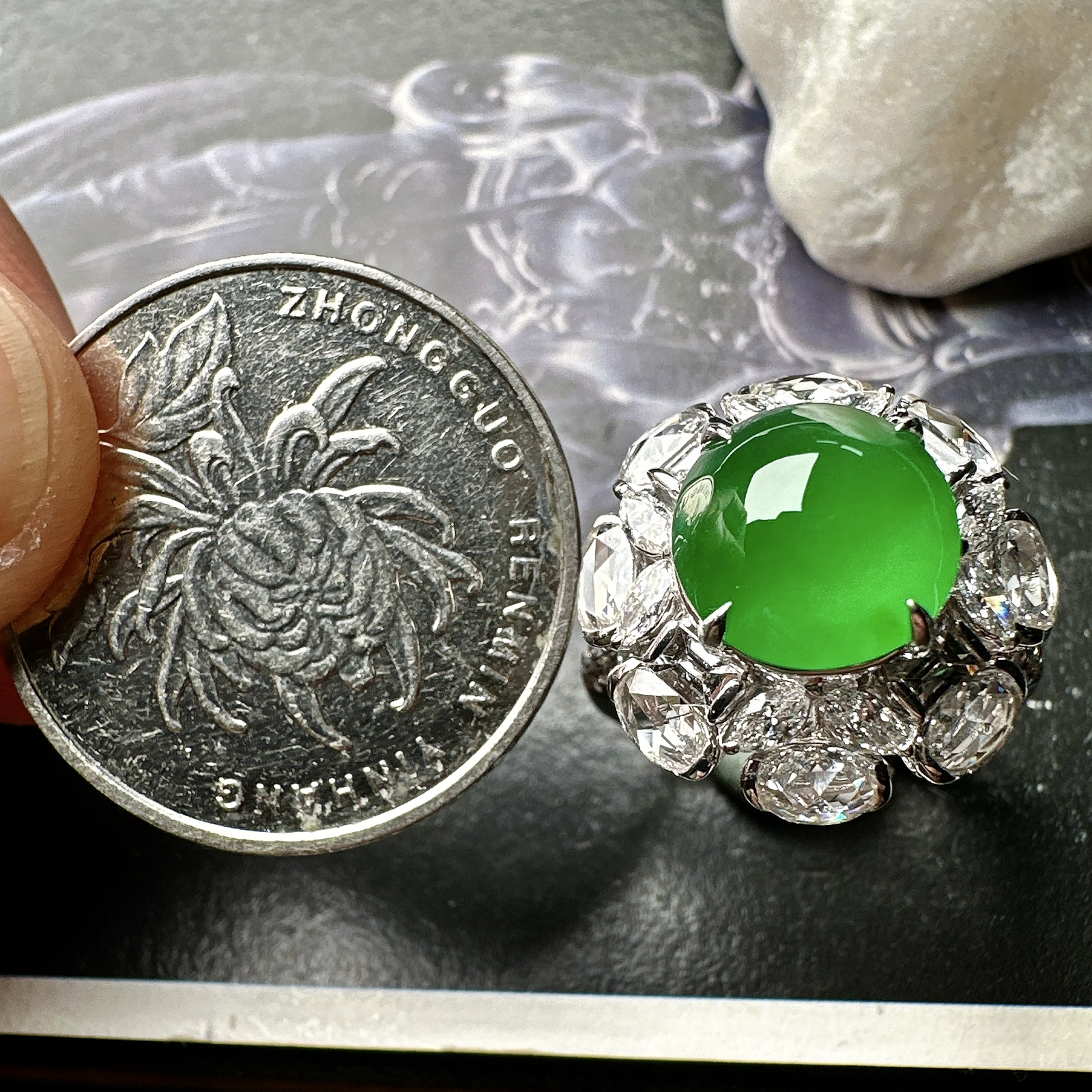 【冰种满绿蛋面戒指】质地均匀细腻，冰润起光，胶感强烈，颜色娇艳，18K金钻精美镶嵌，裸石尺寸9.8*6毫米