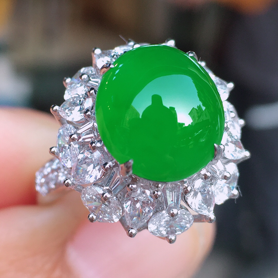 阳绿蛋面戒指，色泽均匀艳丽，玉质细腻，荧光感超
强，饱满圆润，尽显优雅气质，18k
金豪华镶嵌