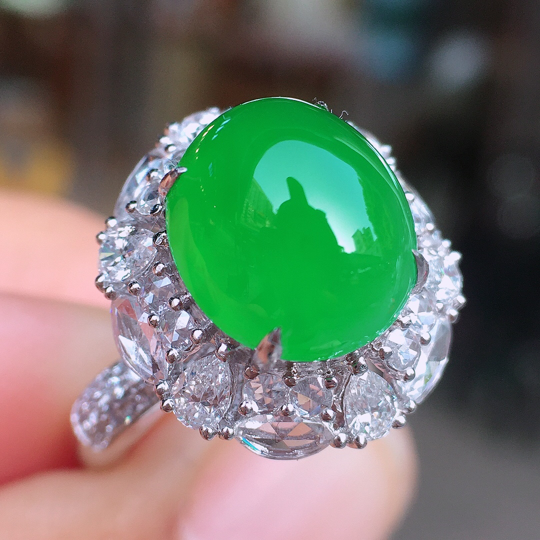 阳绿蛋面戒指，色泽均匀艳丽，玉质细腻，荧光感超
强，饱满圆润，尽显优雅气质，18k
金豪华镶嵌