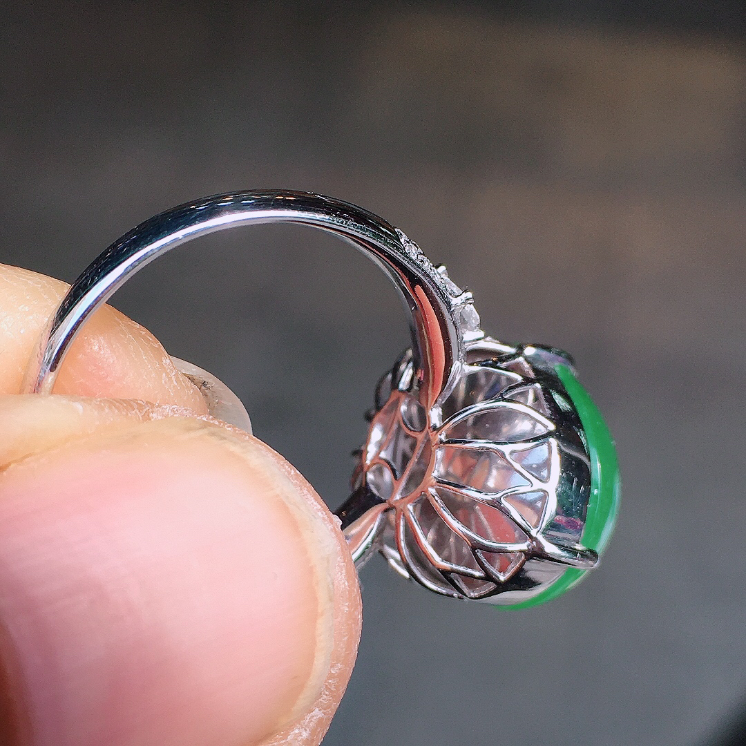 阳绿蛋面戒指，色泽均匀艳丽，玉质细腻，荧光感超
强，饱满圆润，尽显优雅气质，18k
金豪华镶嵌