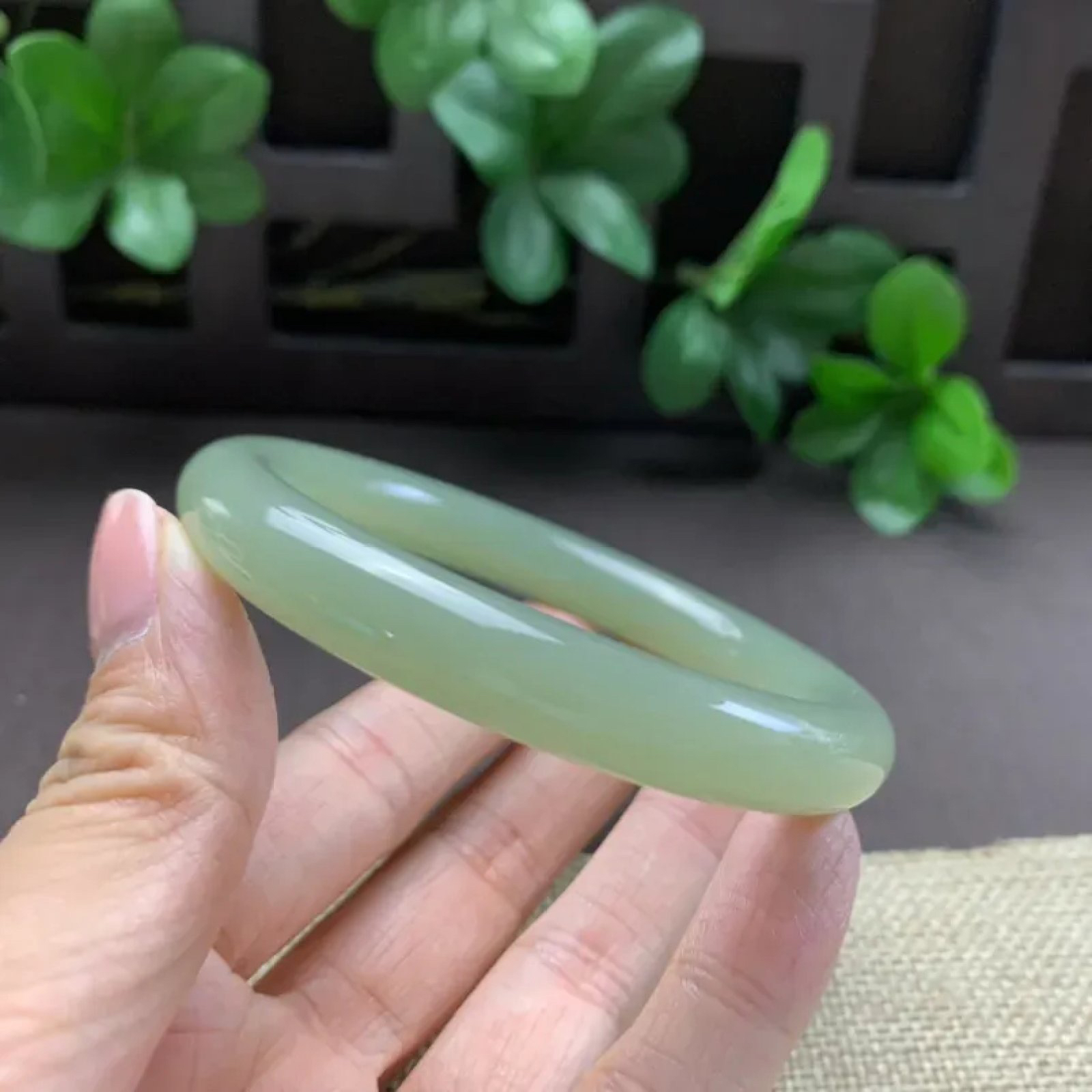 精品级，荧光料，和田玉55圈口湖水绿圆条手镯！高冰起荧光，玉质细腻油润 底色纯净 无裂无杂 脂粉好，