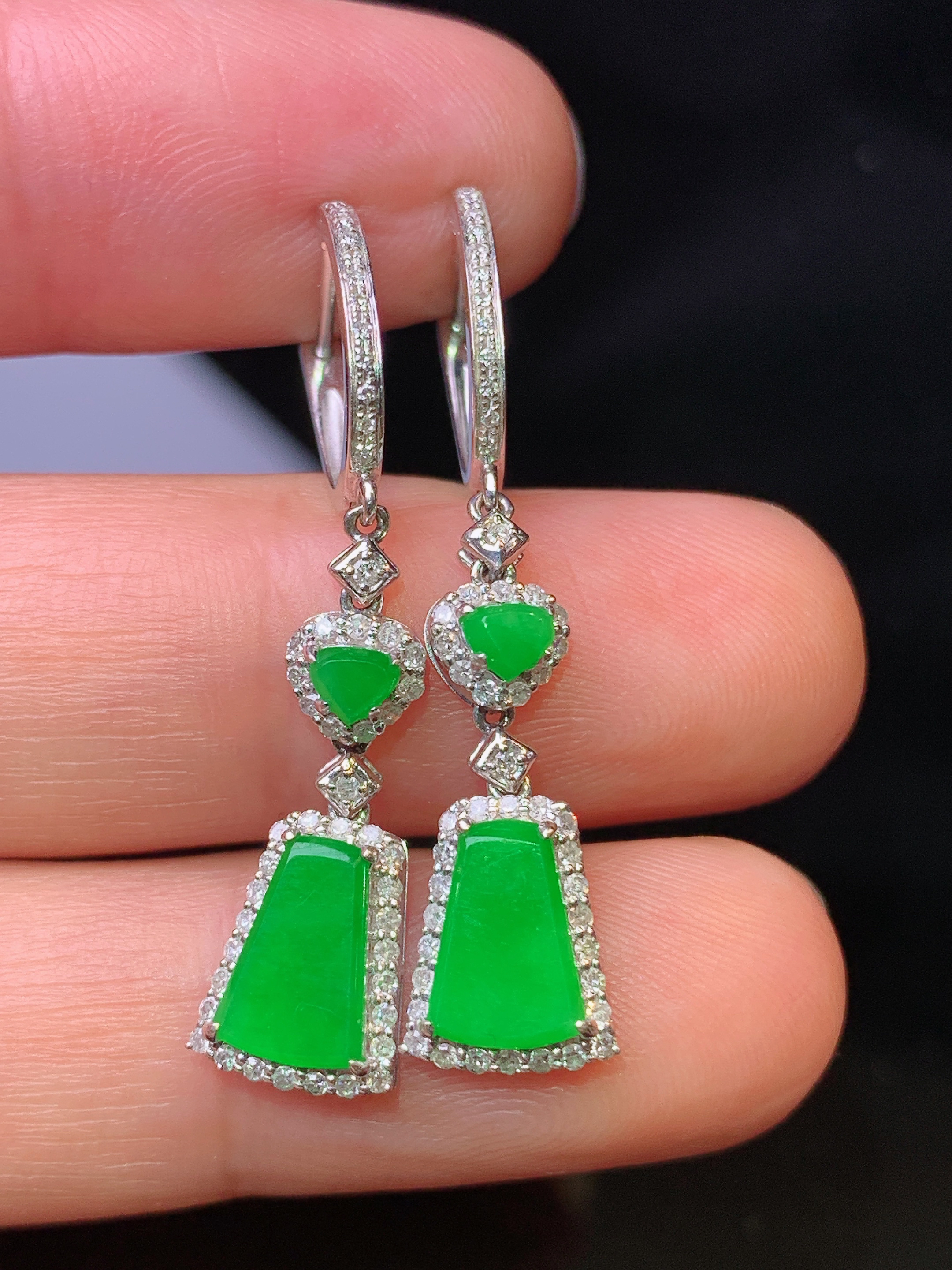 18k金钻镶嵌满绿无事牌耳 玉质细腻 色泽艳丽清新 水润亮眼 整体尺寸35.3*7.6*3.8c2