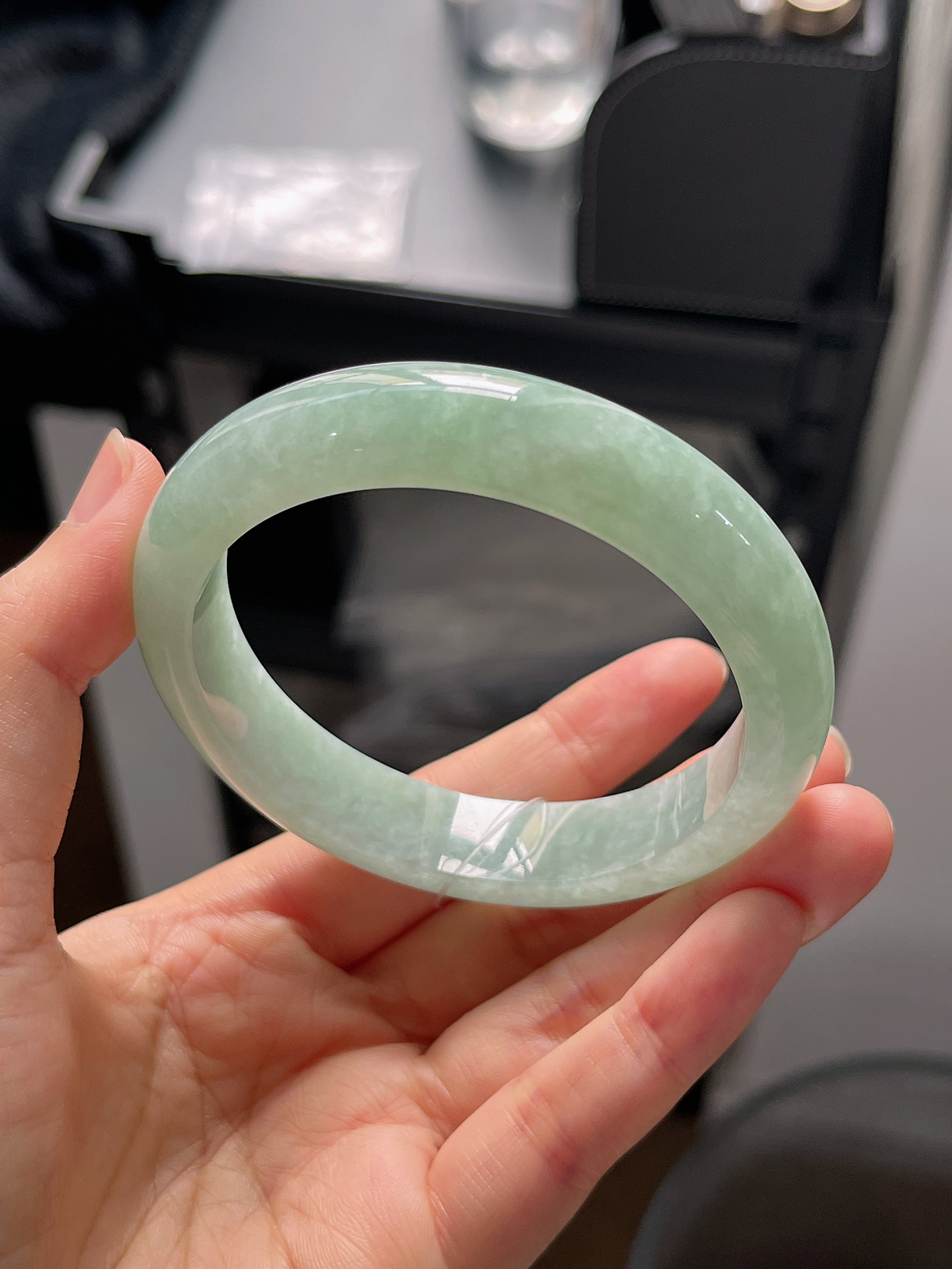 正圈58圈口，翡翠糯化种飘绿手镯