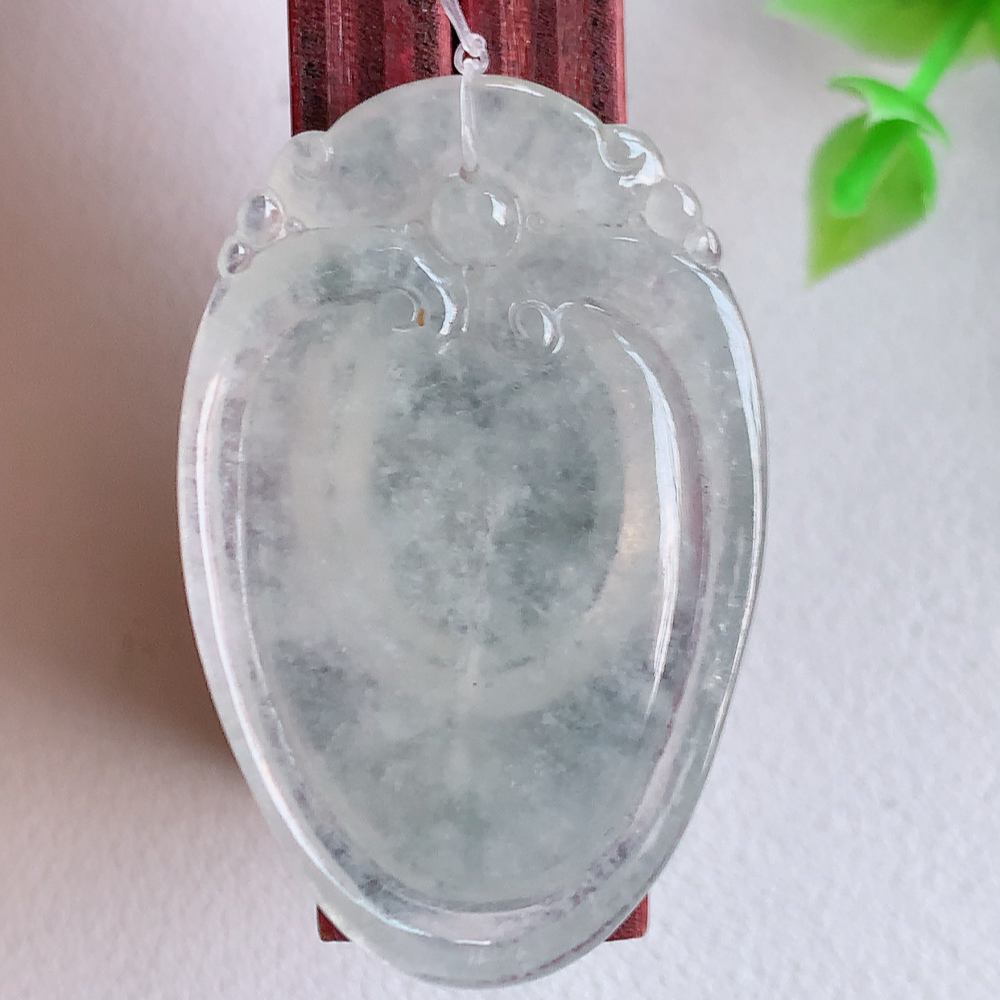 冰润福贝翡翠吊坠，寓意“辈辈有福，财源广进”水足莹润。通体清新通透，佩戴效果优雅迷人，W49.15  尺寸：37-24-5.3mm