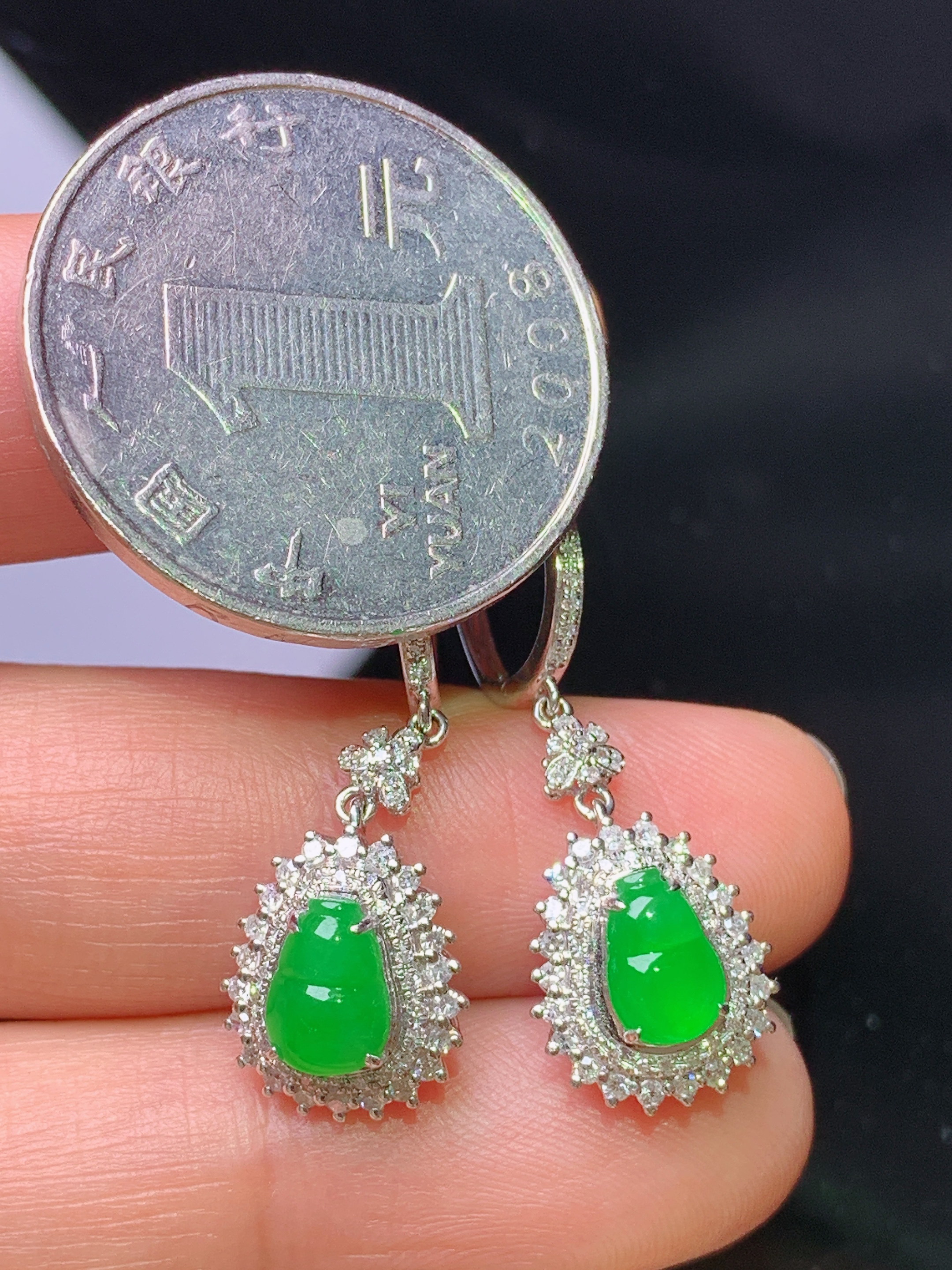 18k金钻镶嵌满绿葫芦耳坠 玉质细腻 色泽艳丽清新 水润亮眼 整体尺寸28.5*10.5*7.2c2