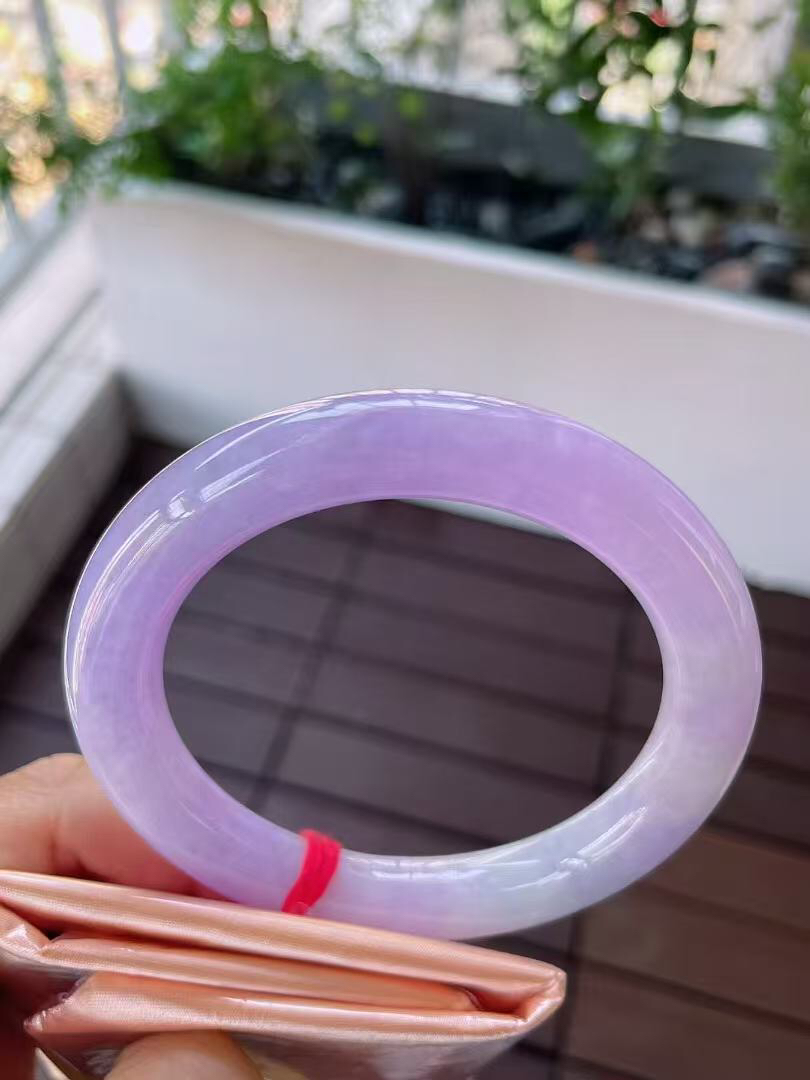 【翡翠名称】老种冰紫罗兰60.3大圈口圆条手镯
【翡翠尺寸】60.3/10.7/10.7mm适合60-62.6正圈口佩戴
【翡翠描述】宝贝种老水足，玉质细腻，色泽靓丽，性价比高，佩戴效果好！
【其它赠送】权威证书/精美挂绳盒子/支持全国复检