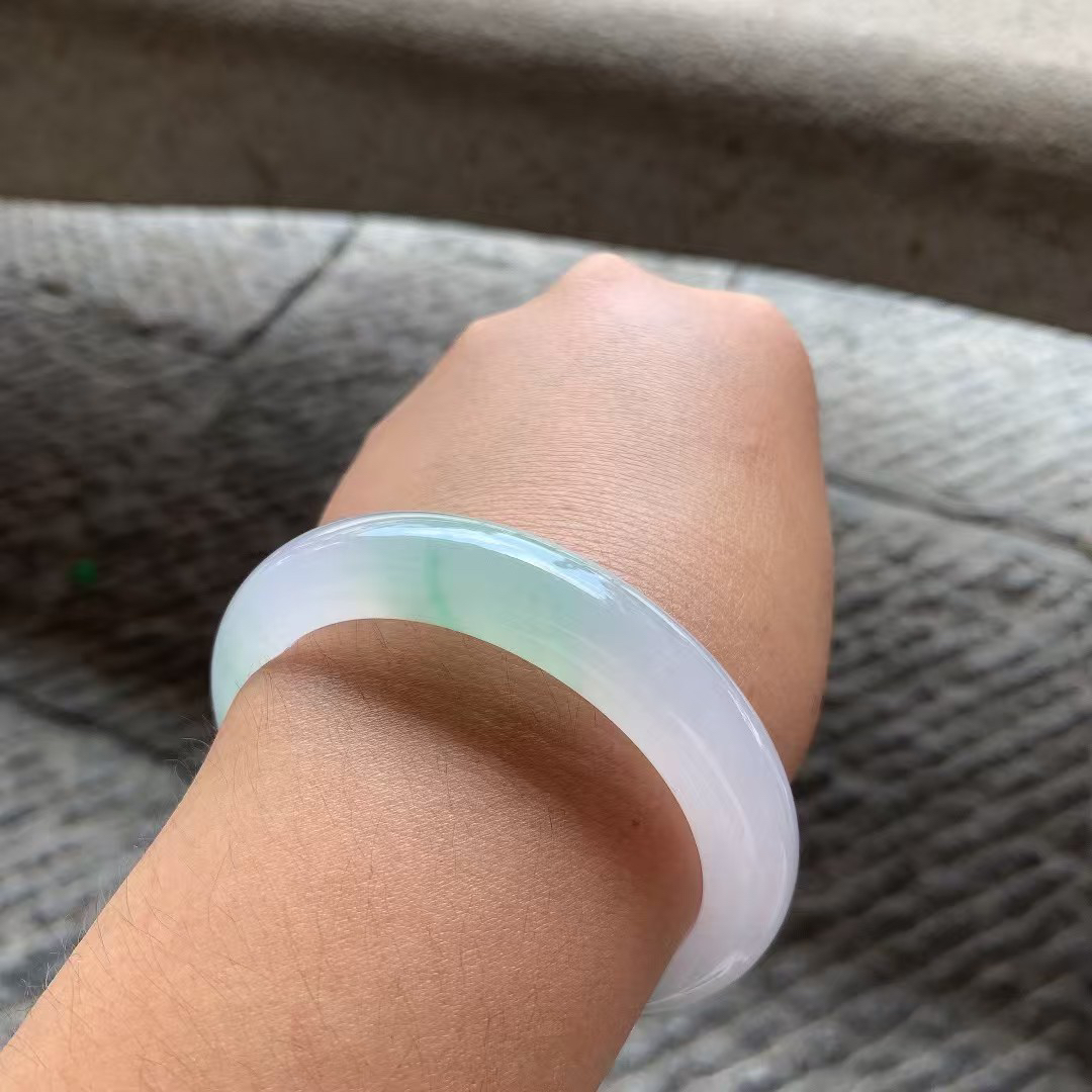 淡春彩正圈手镯尺寸56*12.5*9 种质细腻，冰凝透亮，水润光泽，紫绿相间，淡雅清新！