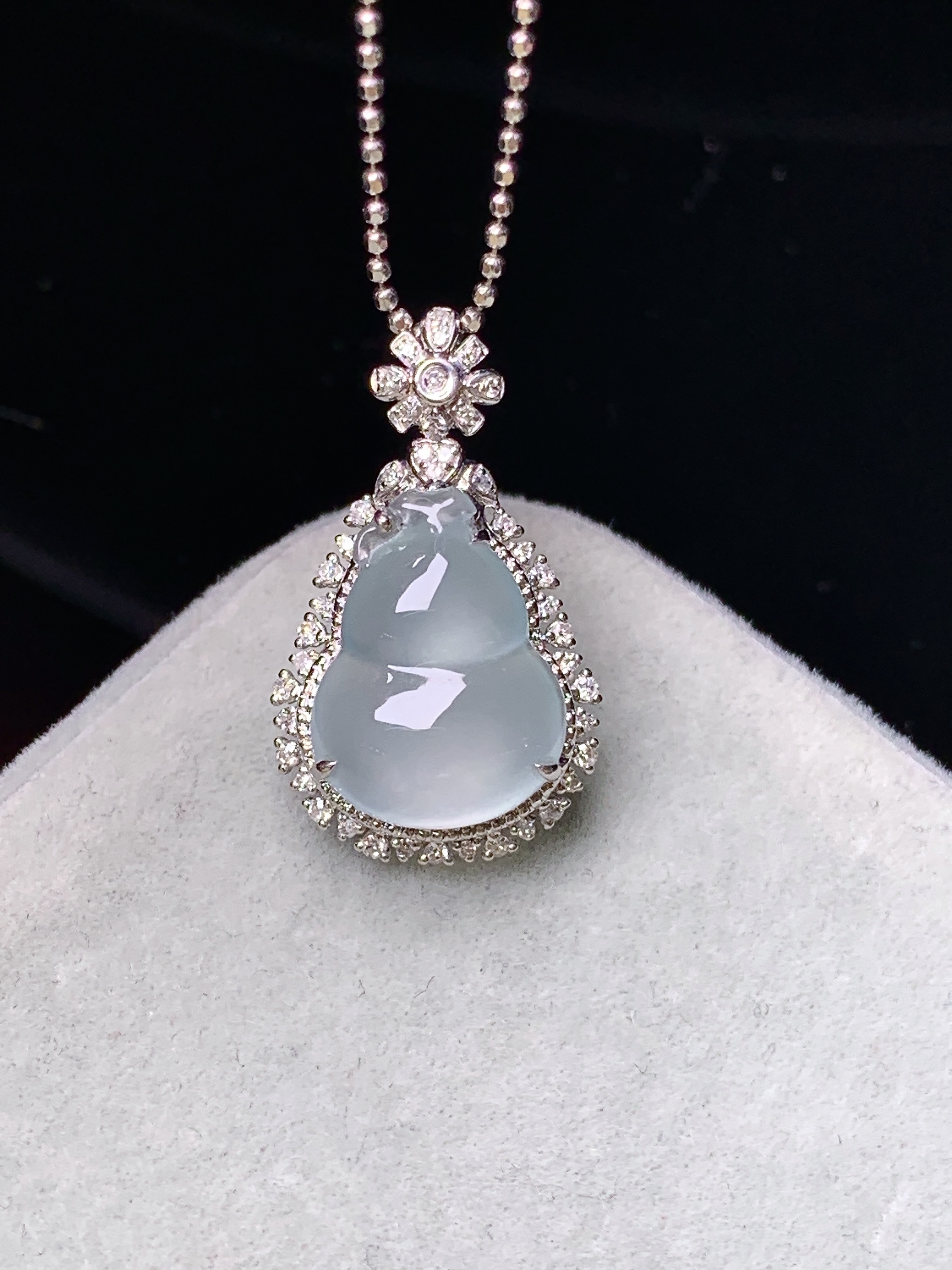 18k金钻镶嵌冰种葫芦吊坠 玉质细腻 色泽艳丽清新 水润亮眼 整体尺寸21.8*13*8c2