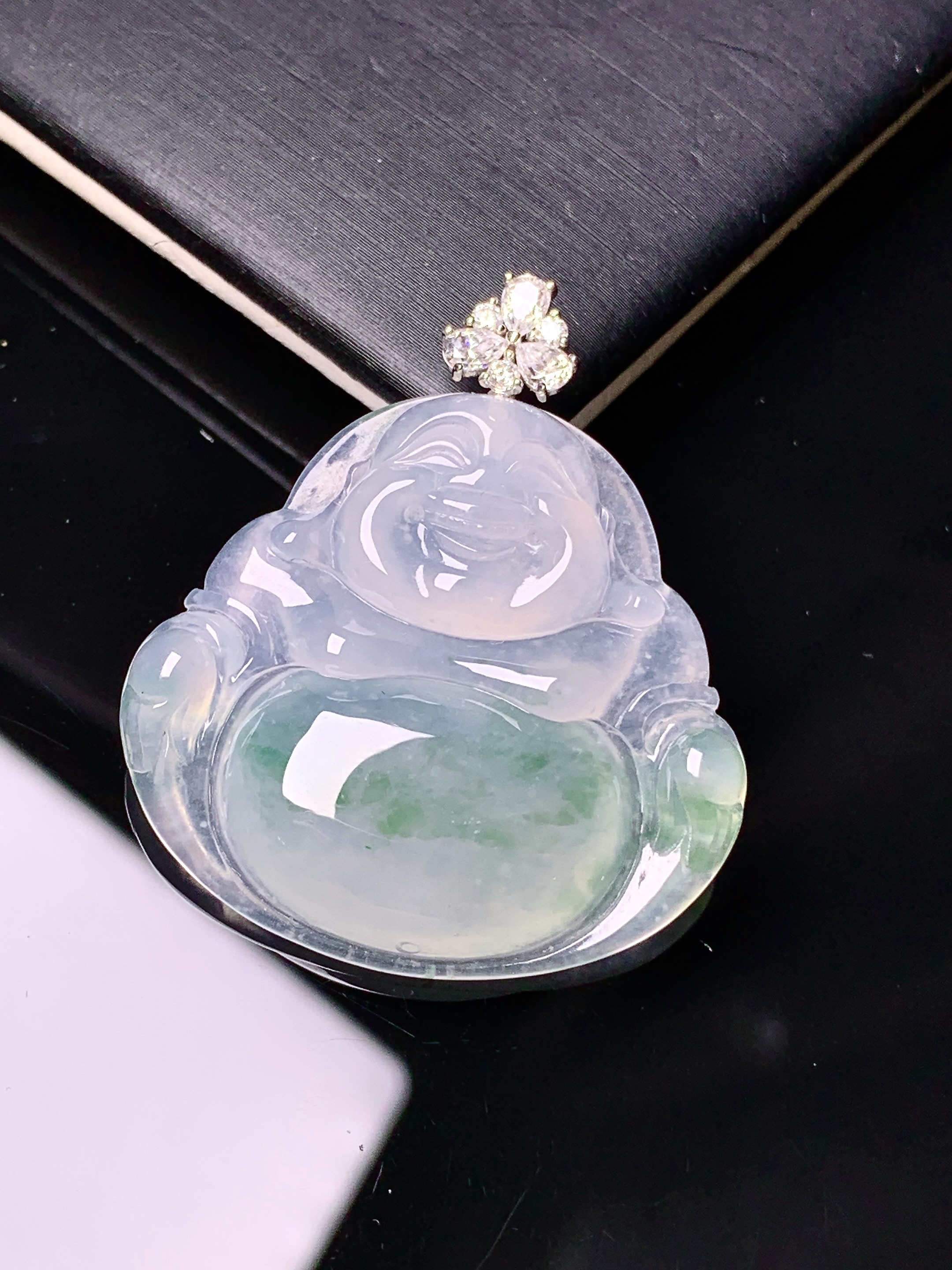 18k金钻镶嵌冰种飘绿佛公吊坠 玉质细腻 色泽艳丽清新 水润亮眼 整体尺寸36.8*32*5.5x1