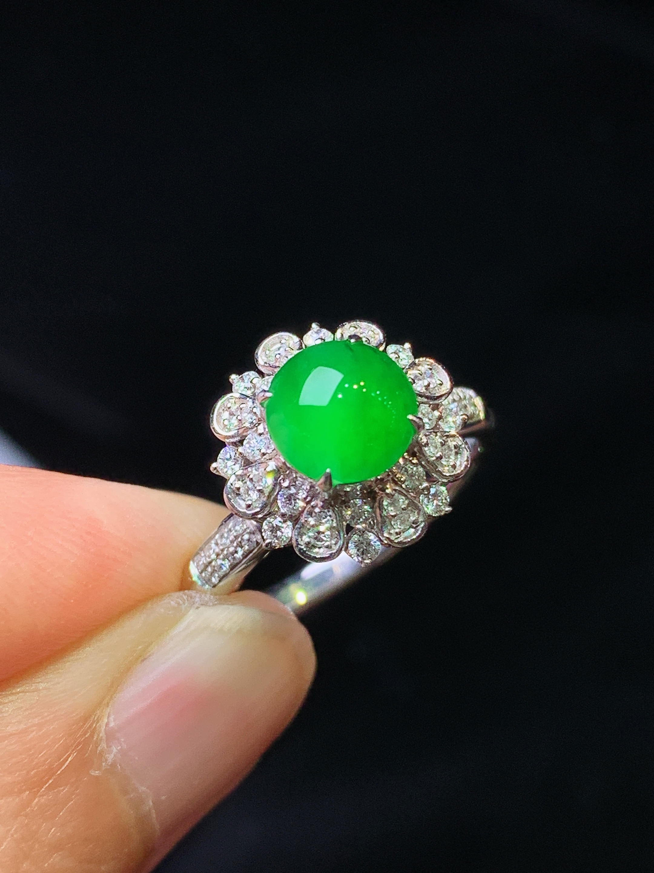 18k金钻镶嵌满绿蛋面戒指 玉质细腻 色泽艳丽清新 水润亮眼 圈口12.5 整体尺寸12.2*10f2