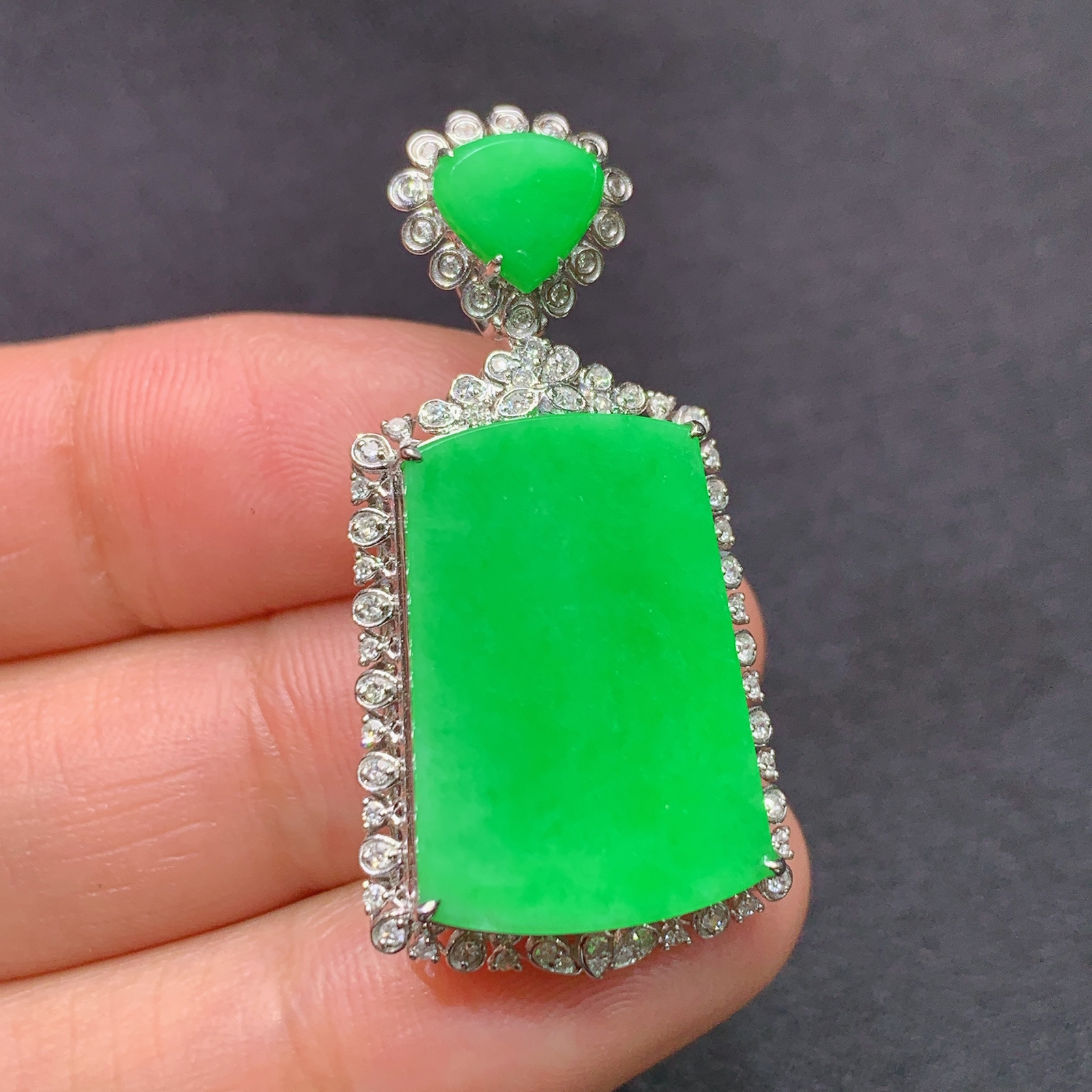 冰阳绿无事牌吊坠，18k金镶嵌，冰润色阳，种老水足，B1 尺寸37.5*18.7*8.7