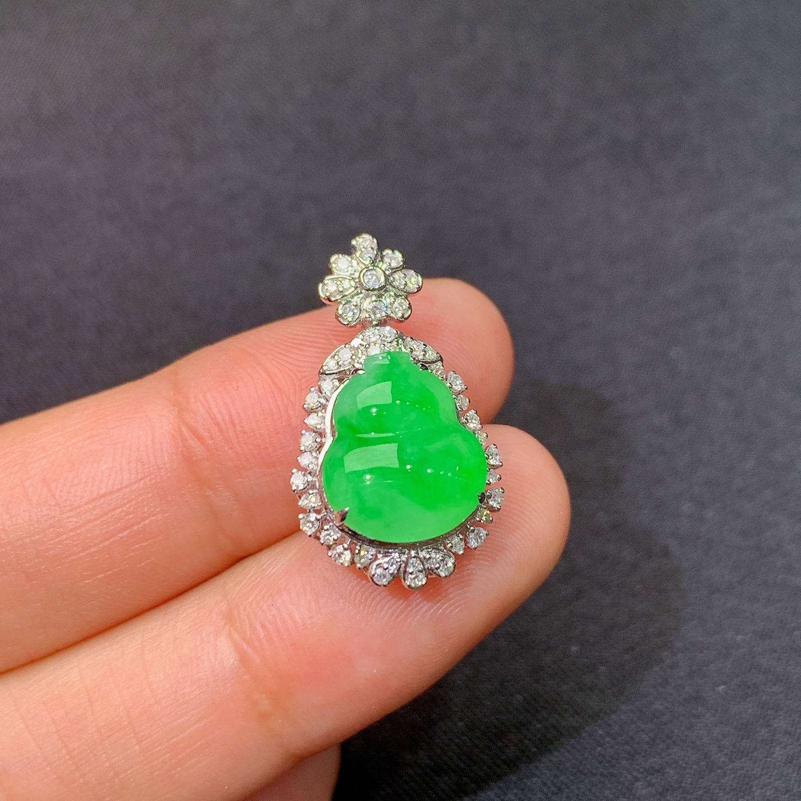 冰阳绿葫芦吊坠，18k金镶嵌，冰润色阳，玉质细腻，种水足，Ald 尺寸22.9*13.1*8.6