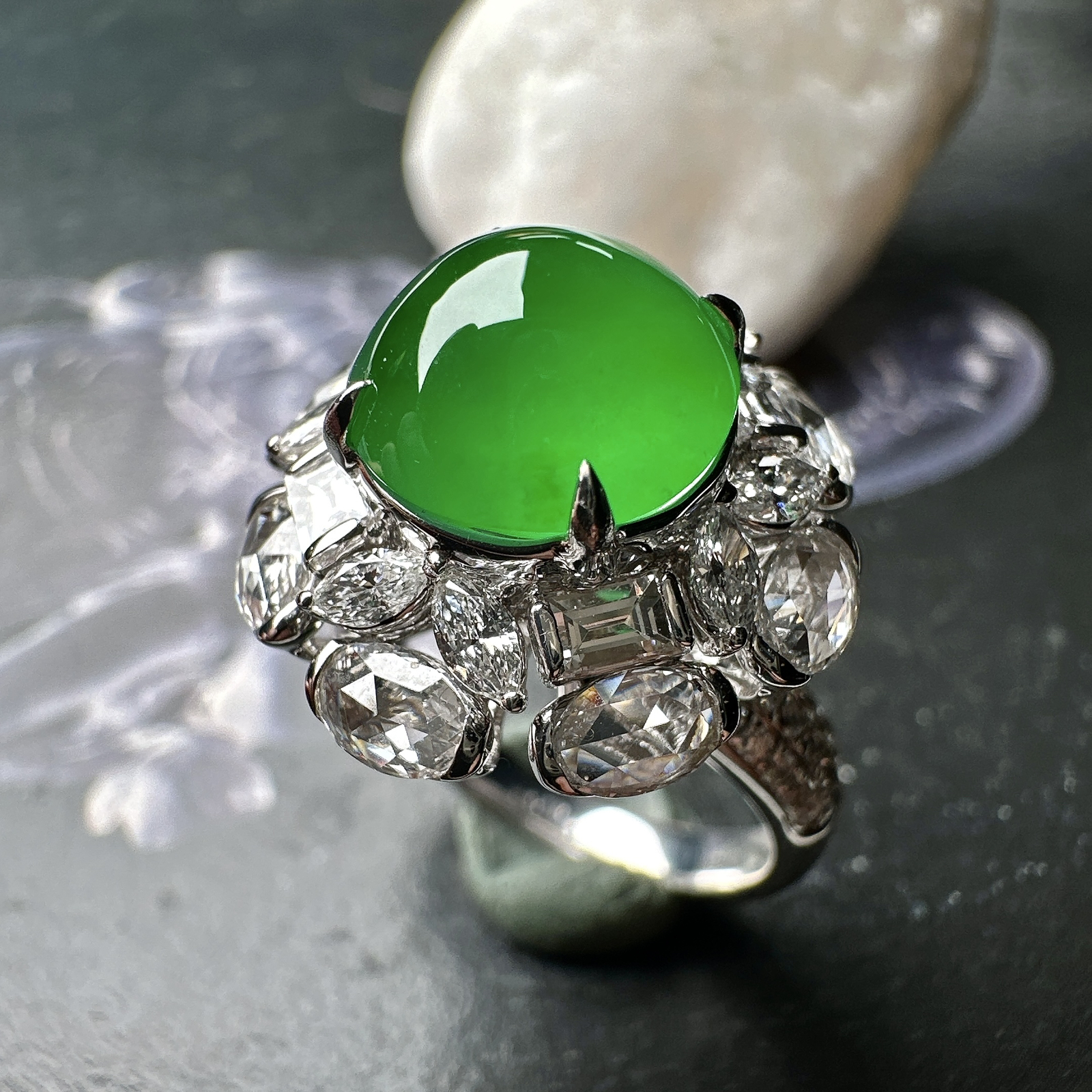 【冰种满绿蛋面戒指】质地均匀细腻，冰润起光，胶感强烈，颜色娇艳，18K金钻精美镶嵌，裸石尺寸9.8*6毫米