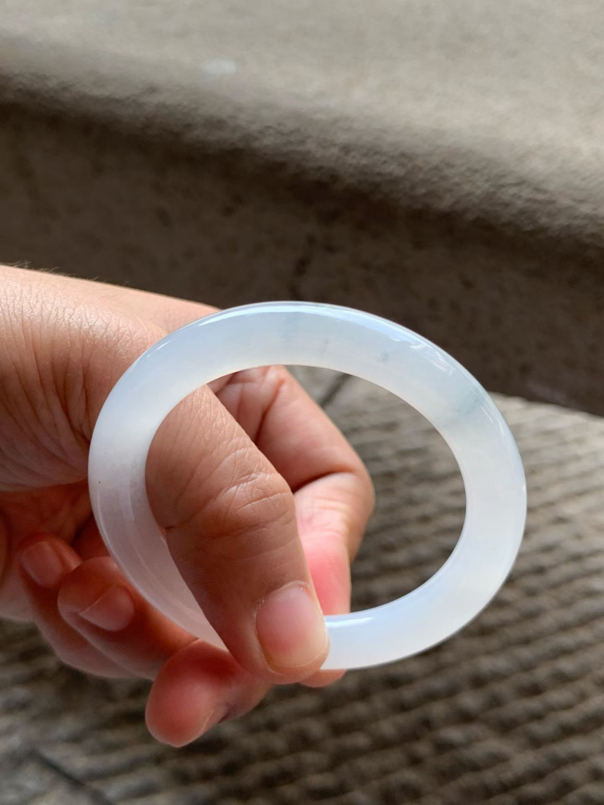 飘花圆条手镯尺寸50*9*8.8 底子洁白通透，质地细腻，胶润水足，几抹花色灵动，整体清新素雅！